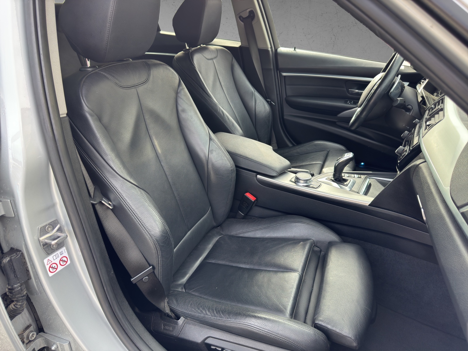 BMW 320d xDrive Edition Sport Line Steptronic-image-8