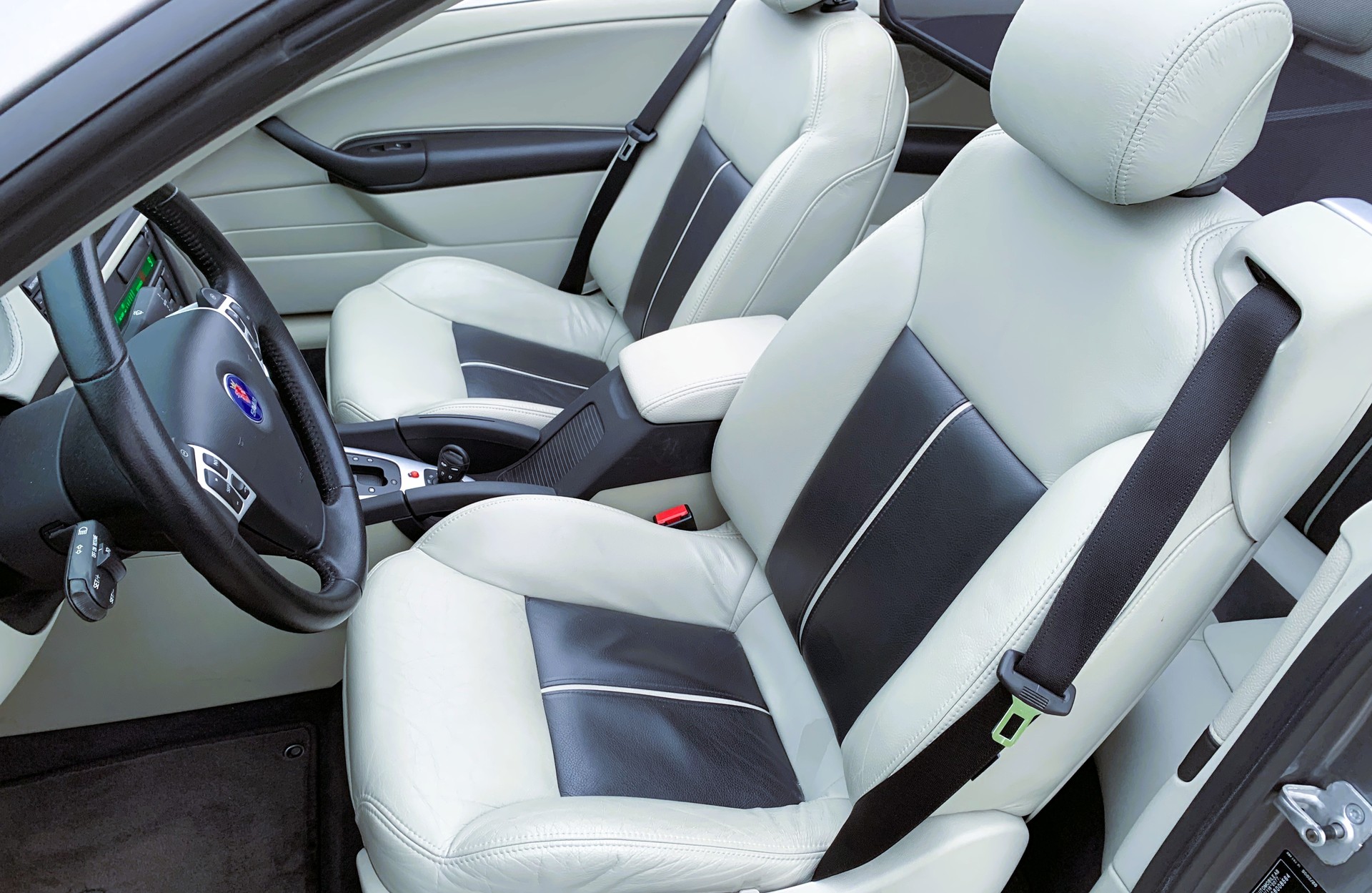 SAAB 9-3 2.0T Aero Cabrio-image-16