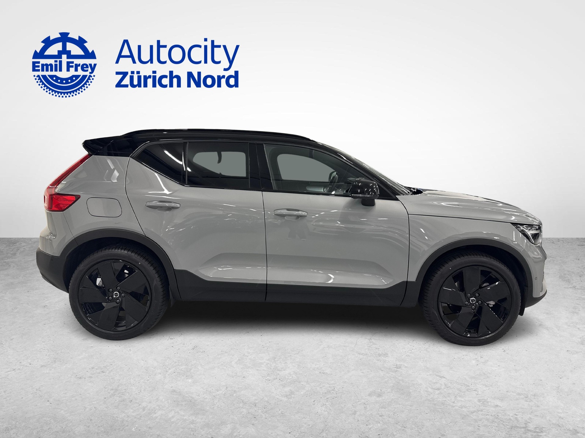 VOLVO XC40 2.0 B4 MH Black Edition-showroom-element-3
