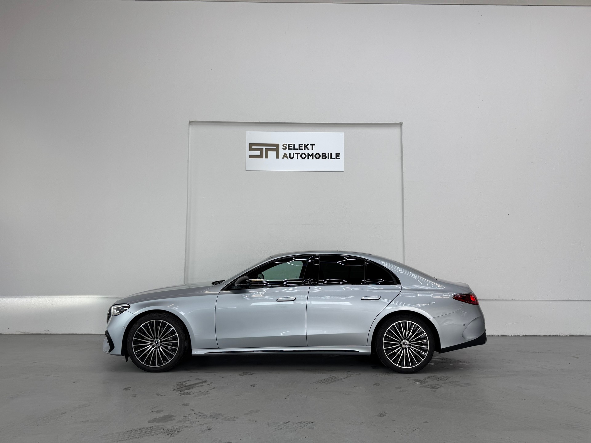 MERCEDES-BENZ E 220 d 4Matic 9G-Tronic-showroom-element-3