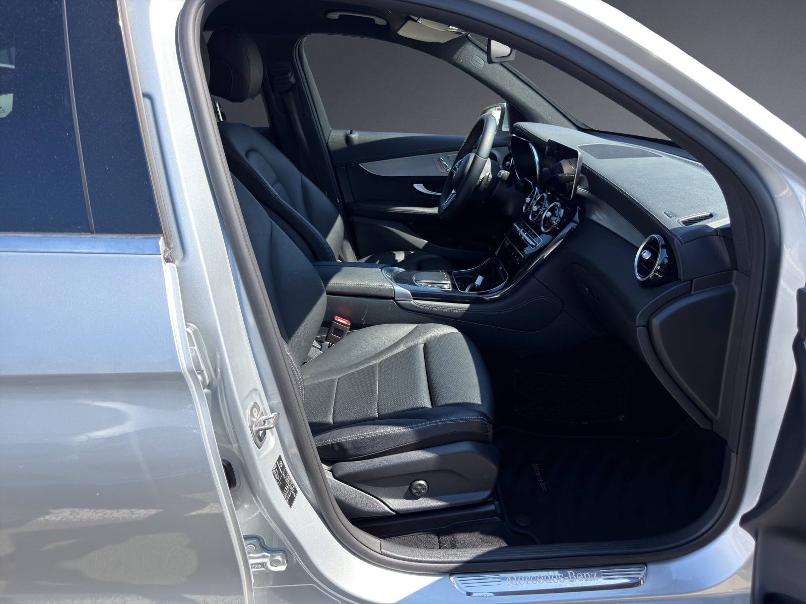 MERCEDES-BENZ GLC 300 AMG Line 4Matic 9G-Tronic-image-8
