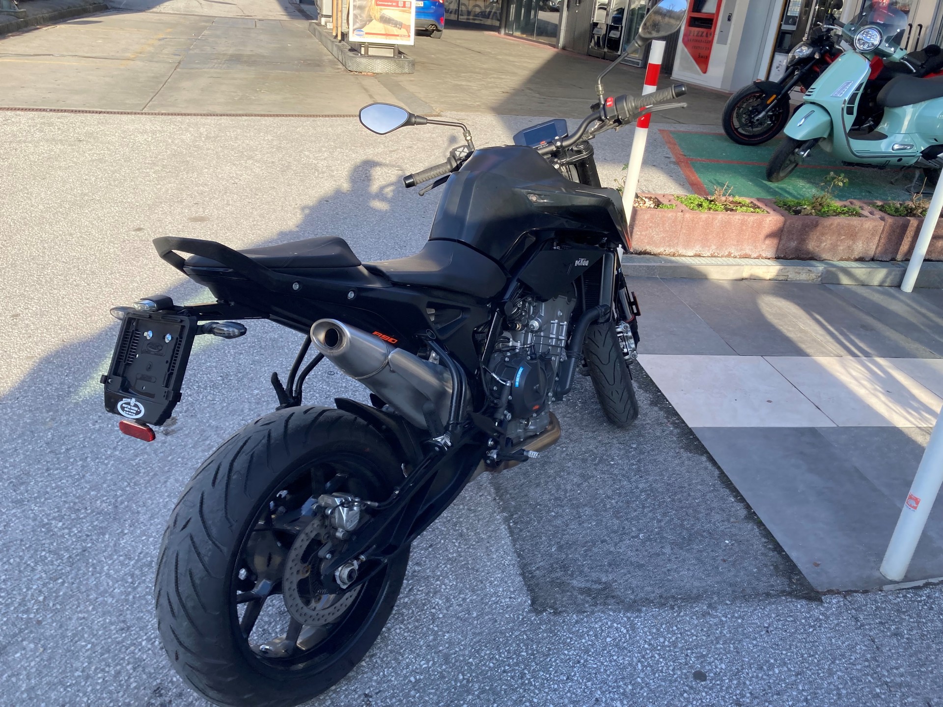 KTM 890 Duke-image-2