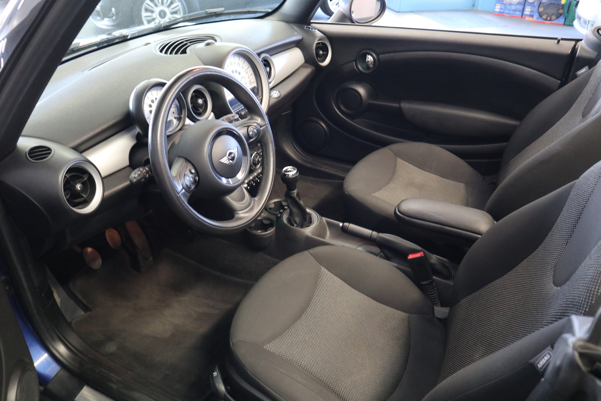 MINI Cabrio R57 1.6i Cooper-image-10