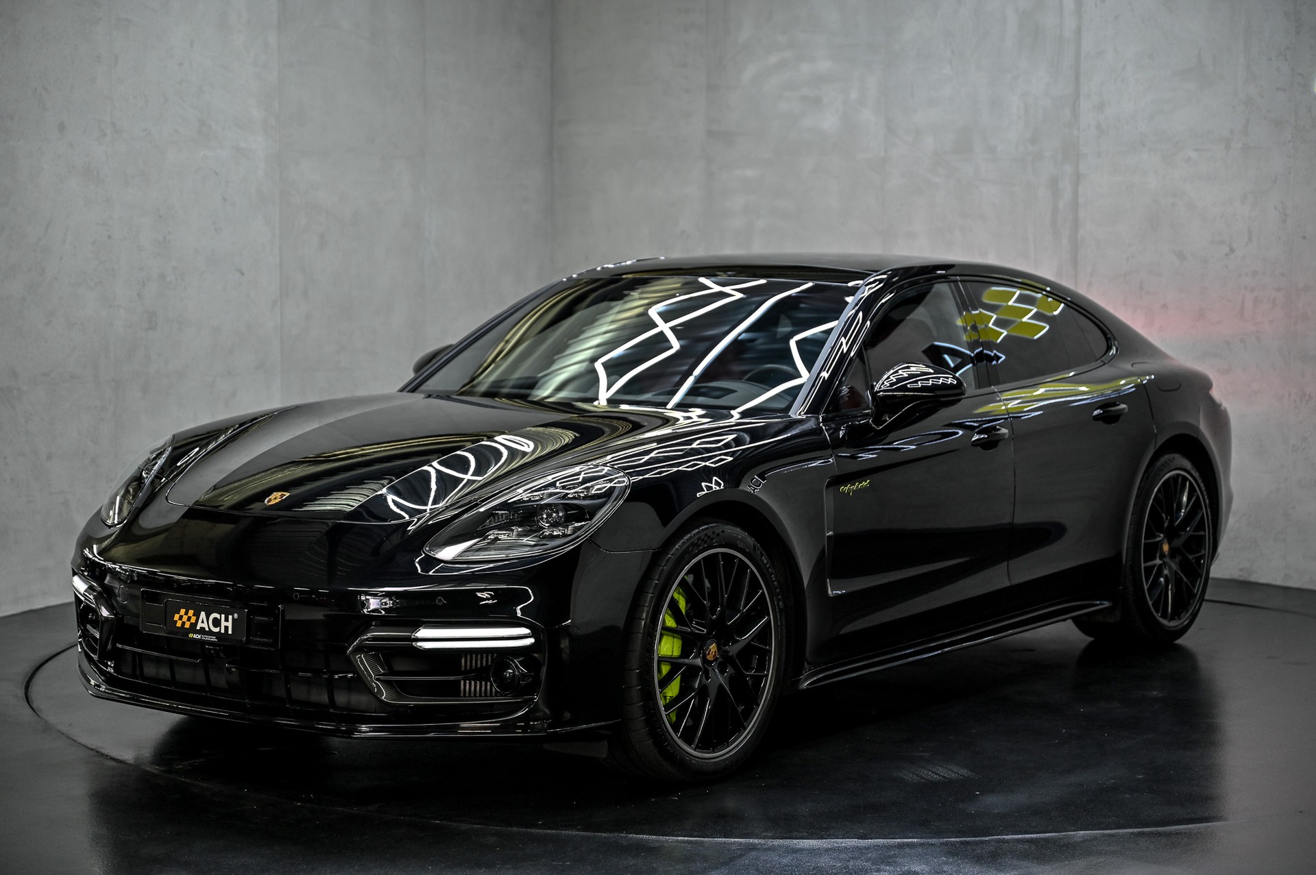 PORSCHE Panamera Turbo S E-Hybrid-showroom-element-2