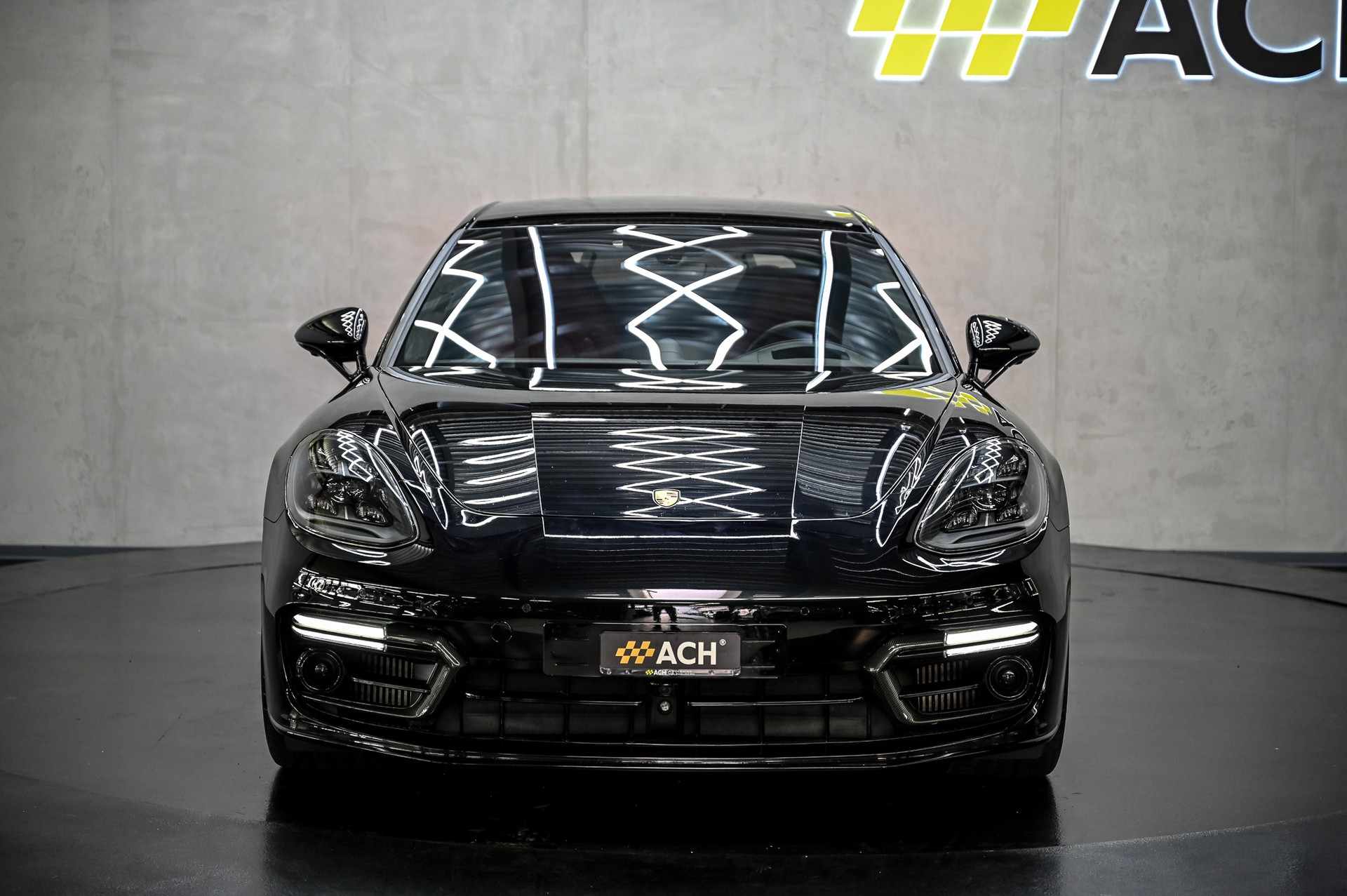 PORSCHE Panamera Turbo S E-Hybrid-showroom-element-1