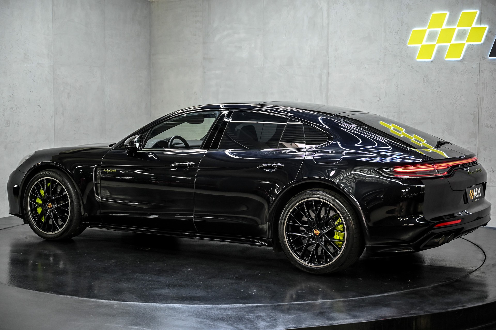 PORSCHE Panamera Turbo S E-Hybrid-image-5
