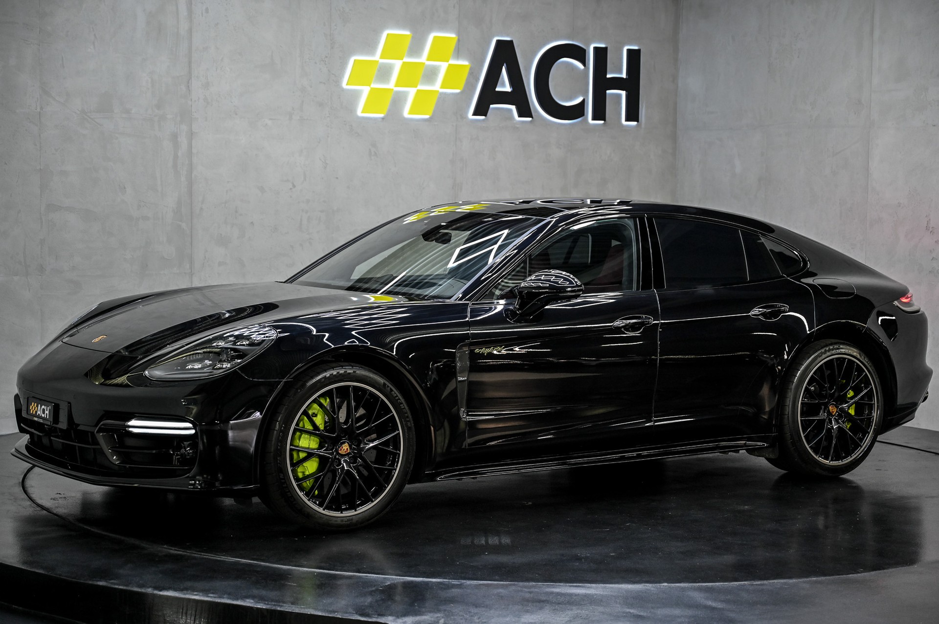 PORSCHE Panamera Turbo S E-Hybrid-showroom-element-3