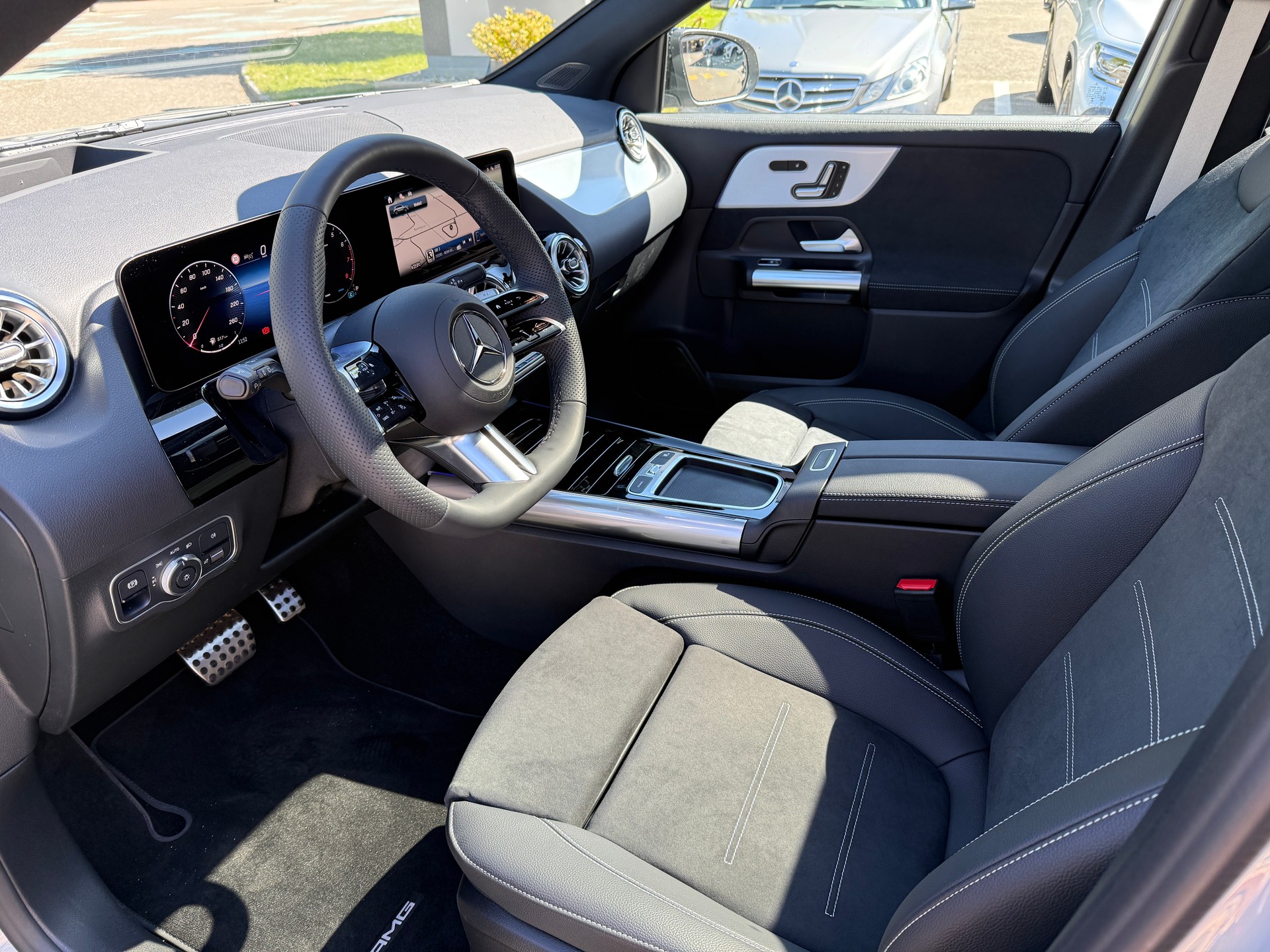 MERCEDES-BENZ GLA 250 4Matic 8G-DCT-showroom-element-3