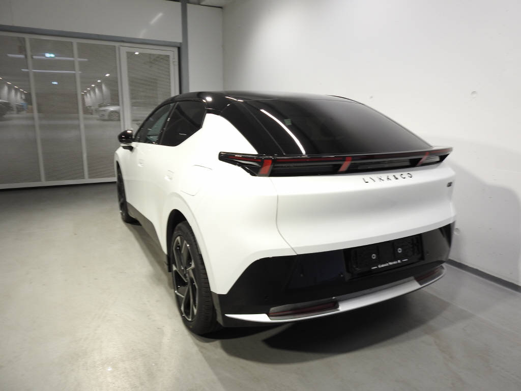 LYNK & CO 02-showroom-element-3