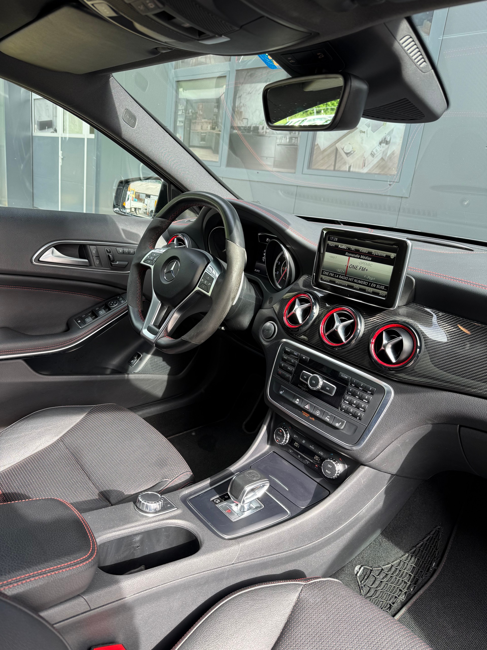 MERCEDES-BENZ GLA 45 AMG 4Matic 7G-DCT-image-12