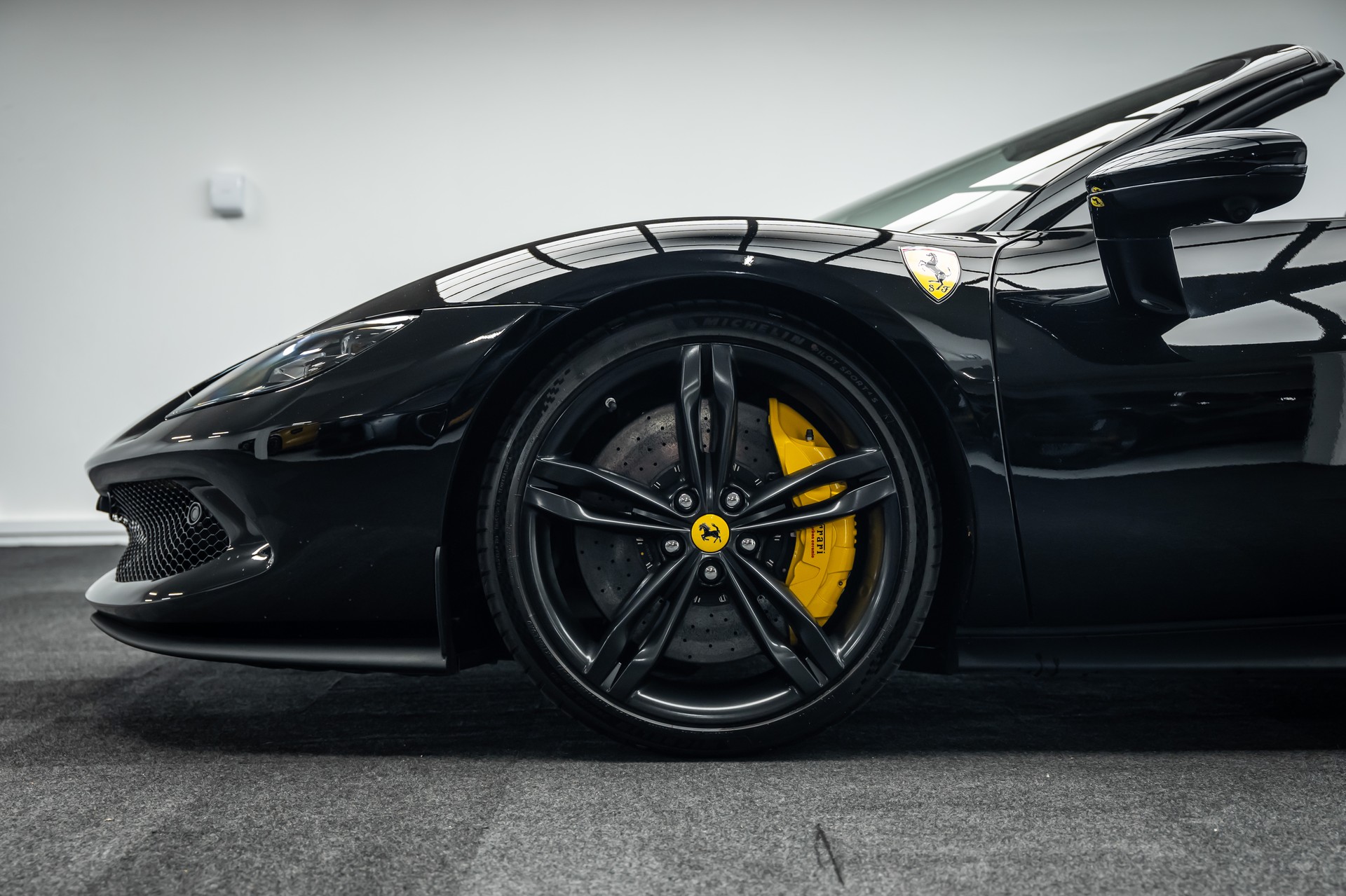 FERRARI * 296 GTS * SCHWARZ/SCHWARZ * PPF GANZES AUTO * LEASING AB 1390.- *-showroom-element-1