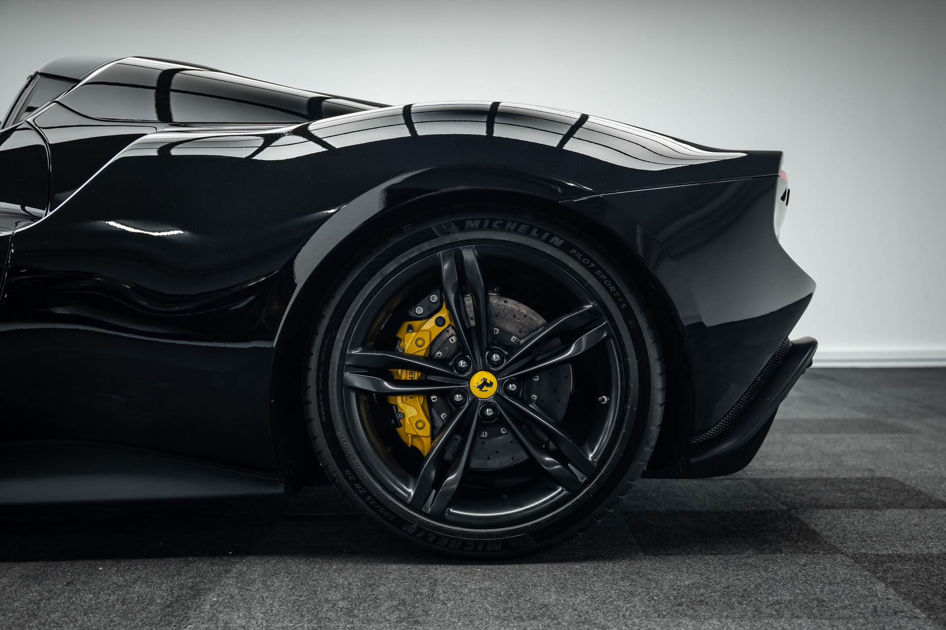 FERRARI * 296 GTS * SCHWARZ/SCHWARZ * PPF GANZES AUTO * LEASING AB 1390.- *-showroom-element-2