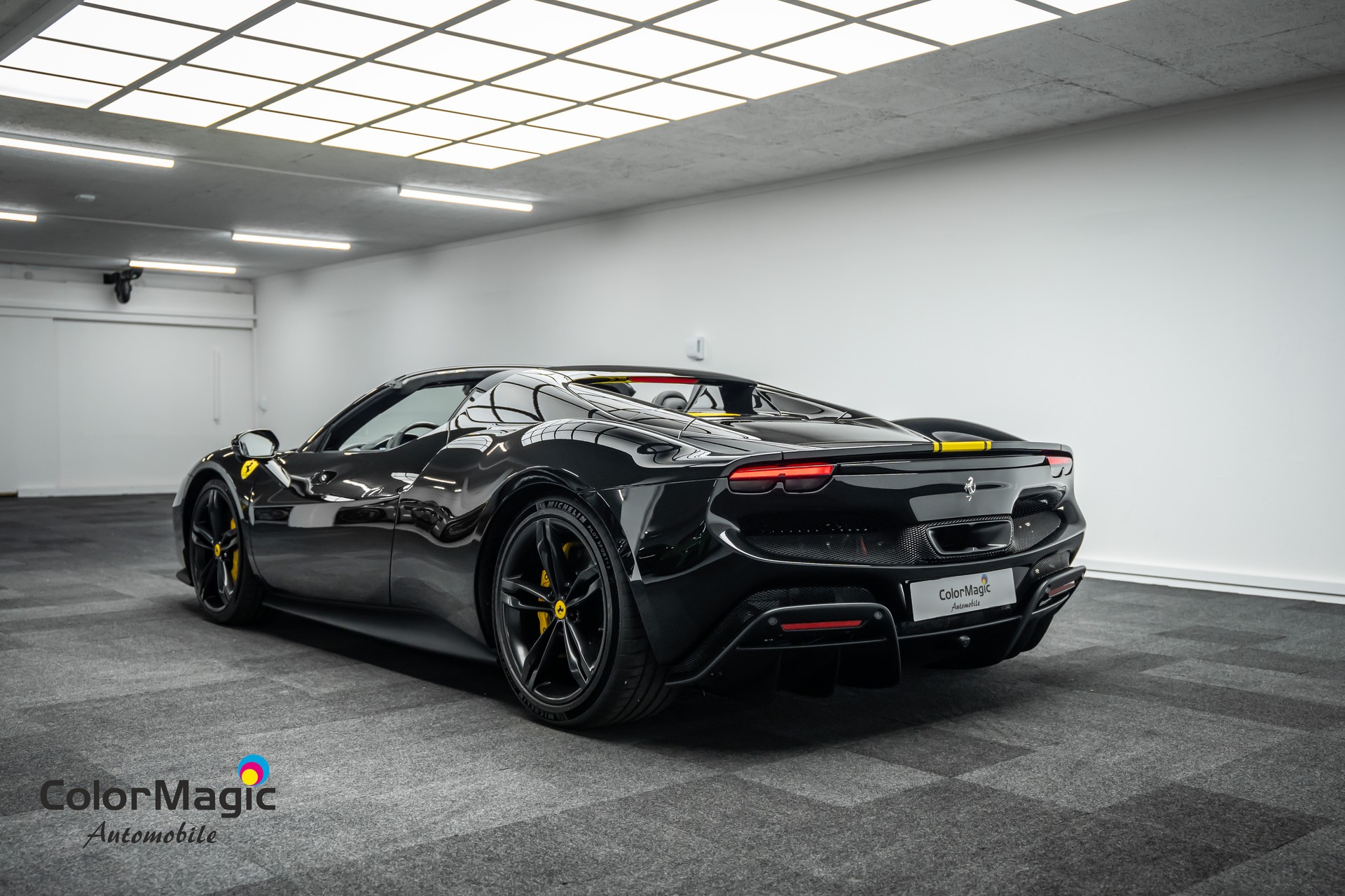 FERRARI * 296 GTS * SCHWARZ/SCHWARZ * PPF GANZES AUTO * LEASING AB 1390.- *-showroom-element-3