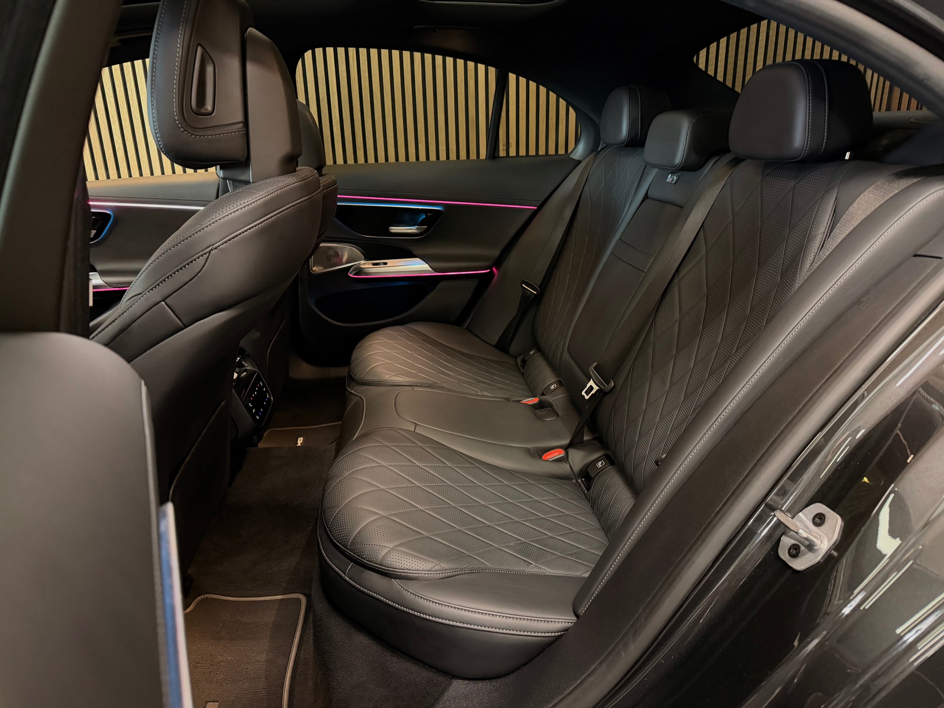 MERCEDES-BENZ E 400 e 4Matic 9G-Tronic | Ch-Fzg. | CarVertical | Vollausstattung-image-16