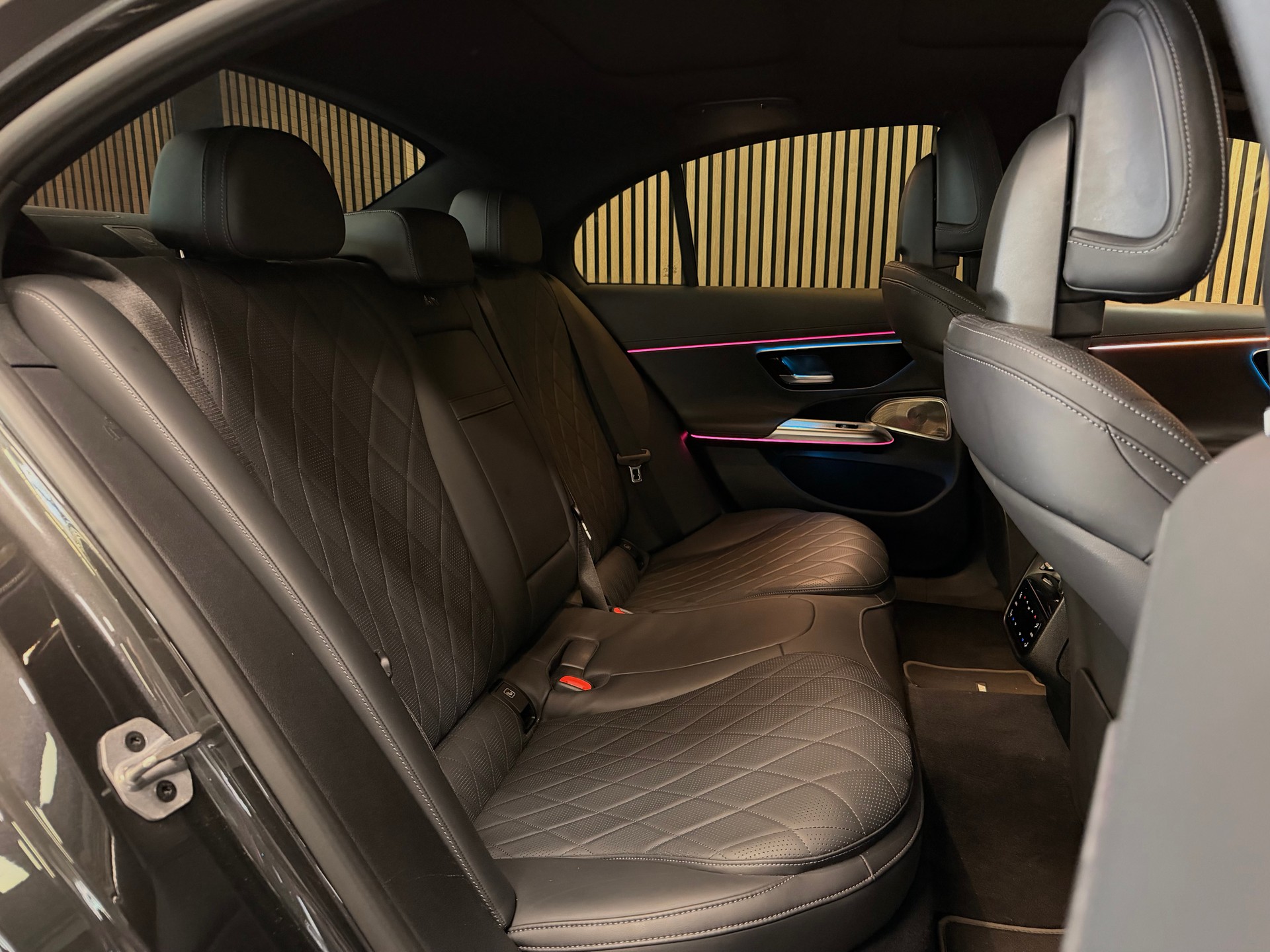 MERCEDES-BENZ E 400 e 4Matic 9G-Tronic | Ch-Fzg. | CarVertical | Vollausstattung-image-29