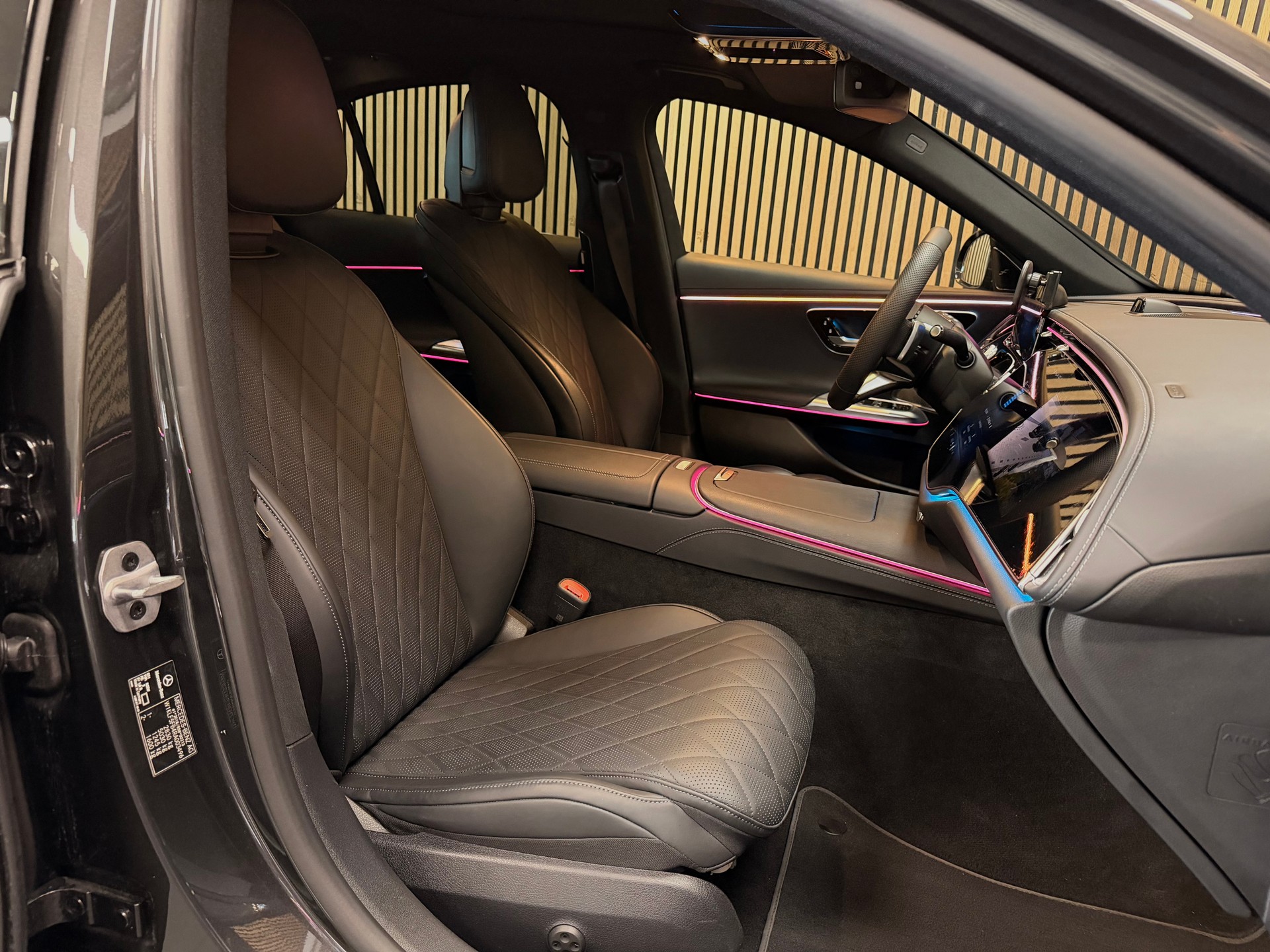 MERCEDES-BENZ E 400 e 4Matic 9G-Tronic | Ch-Fzg. | CarVertical | Vollausstattung-image-28