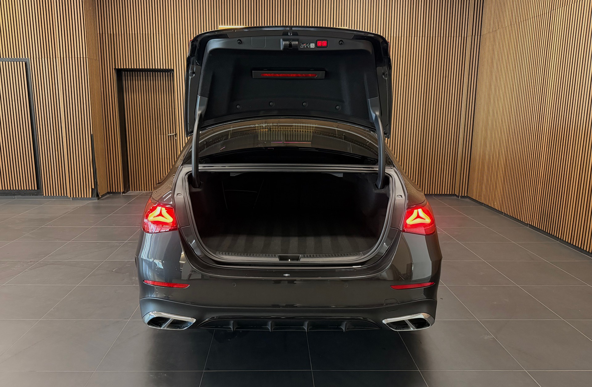 MERCEDES-BENZ E 400 e 4Matic 9G-Tronic | Ch-Fzg. | CarVertical | Vollausstattung-image-8