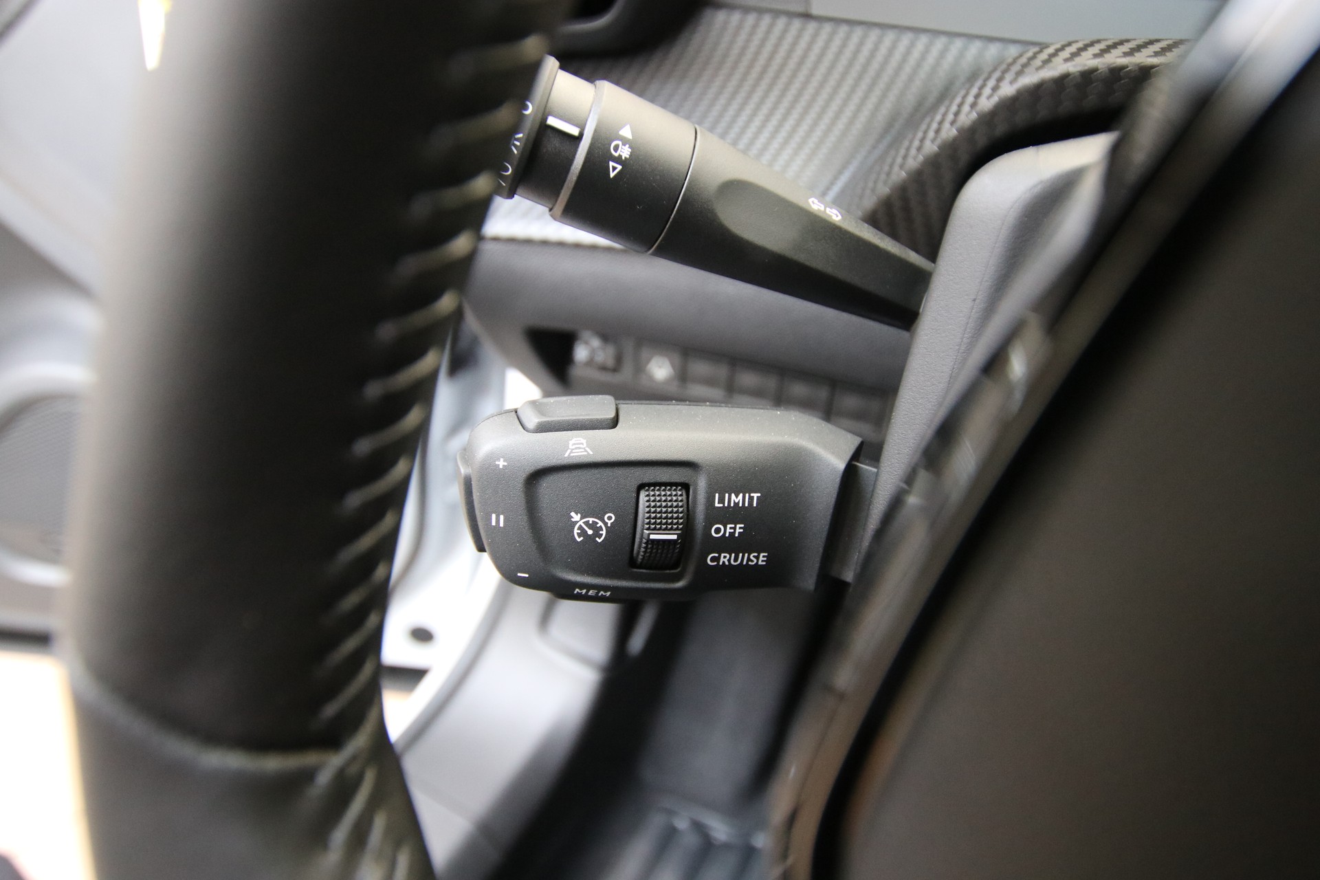 PEUGEOT 2008 1.2 145 MHEV Allure Premium-image-24