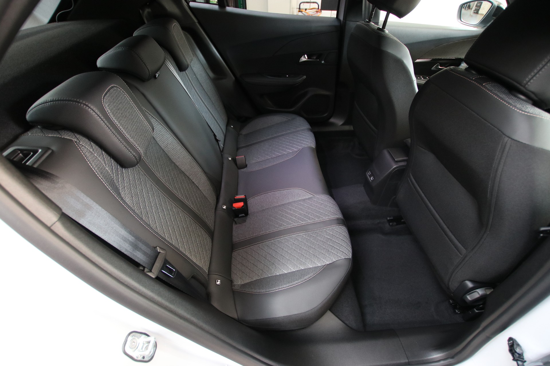 PEUGEOT 2008 1.2 145 MHEV Allure Premium-image-13