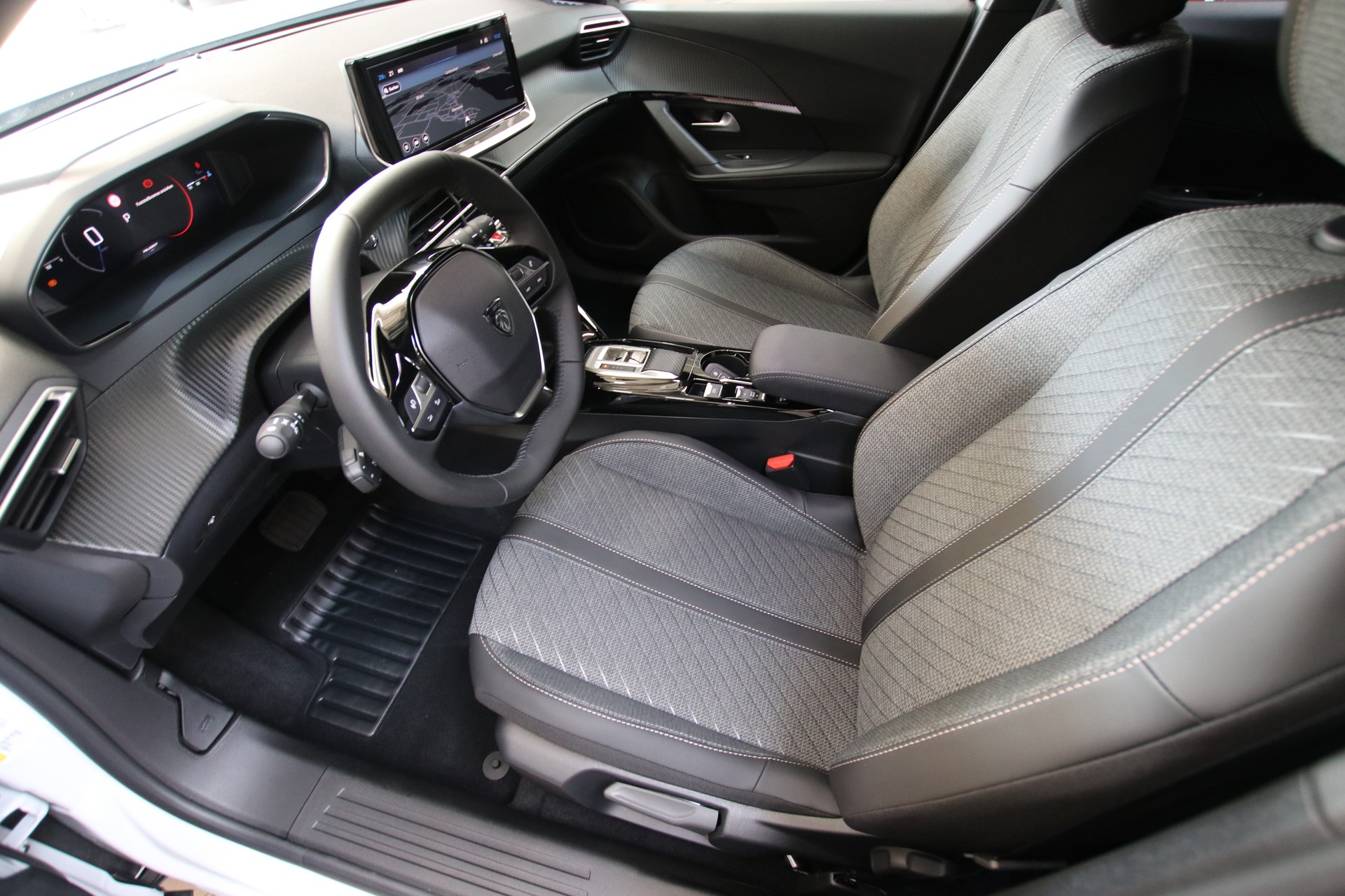 PEUGEOT 2008 1.2 145 MHEV Allure Premium-image-11