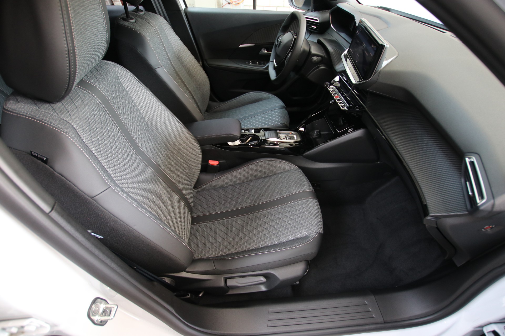 PEUGEOT 2008 1.2 145 MHEV Allure Premium-image-14