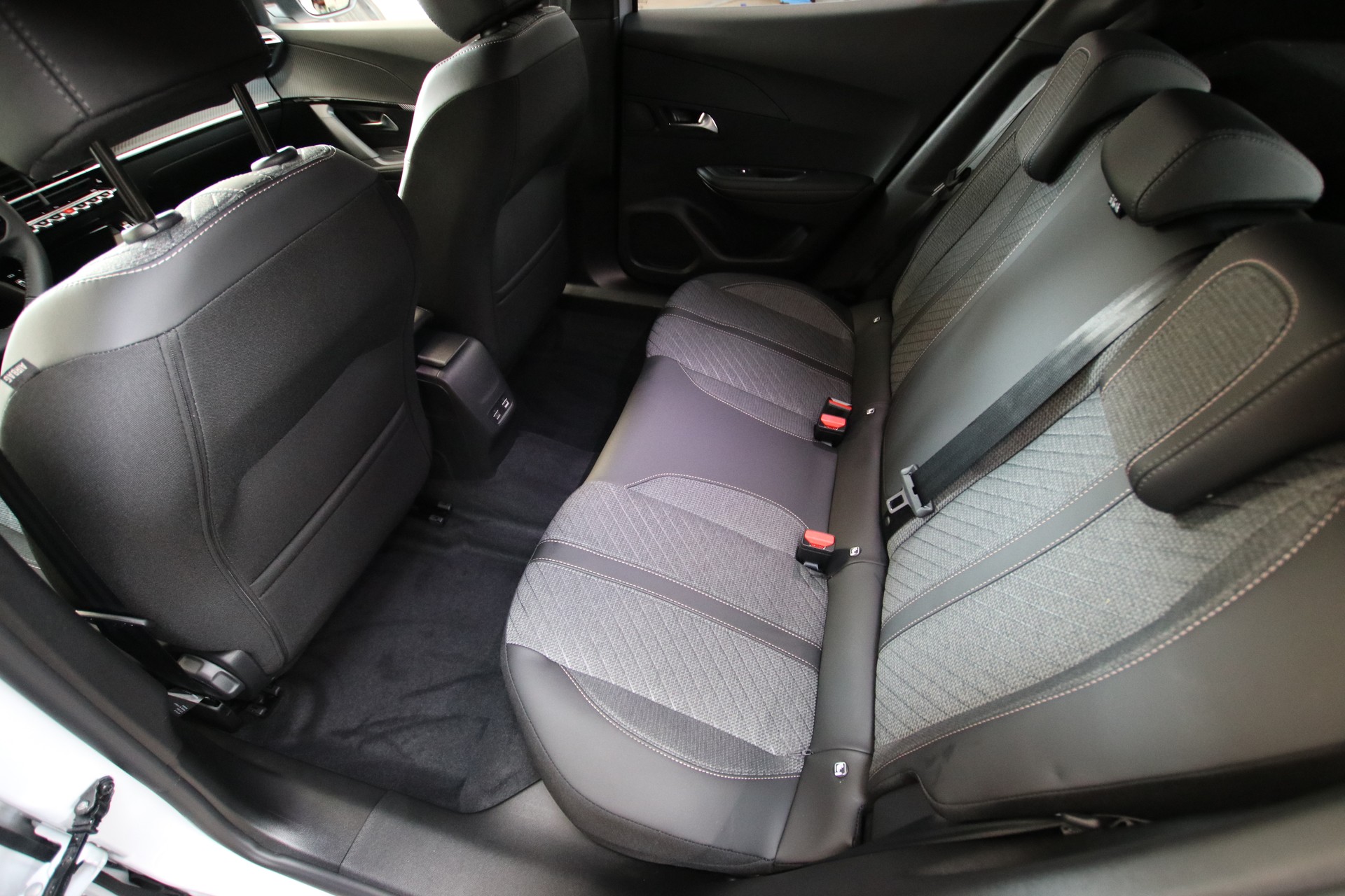 PEUGEOT 2008 1.2 145 MHEV Allure Premium-image-12