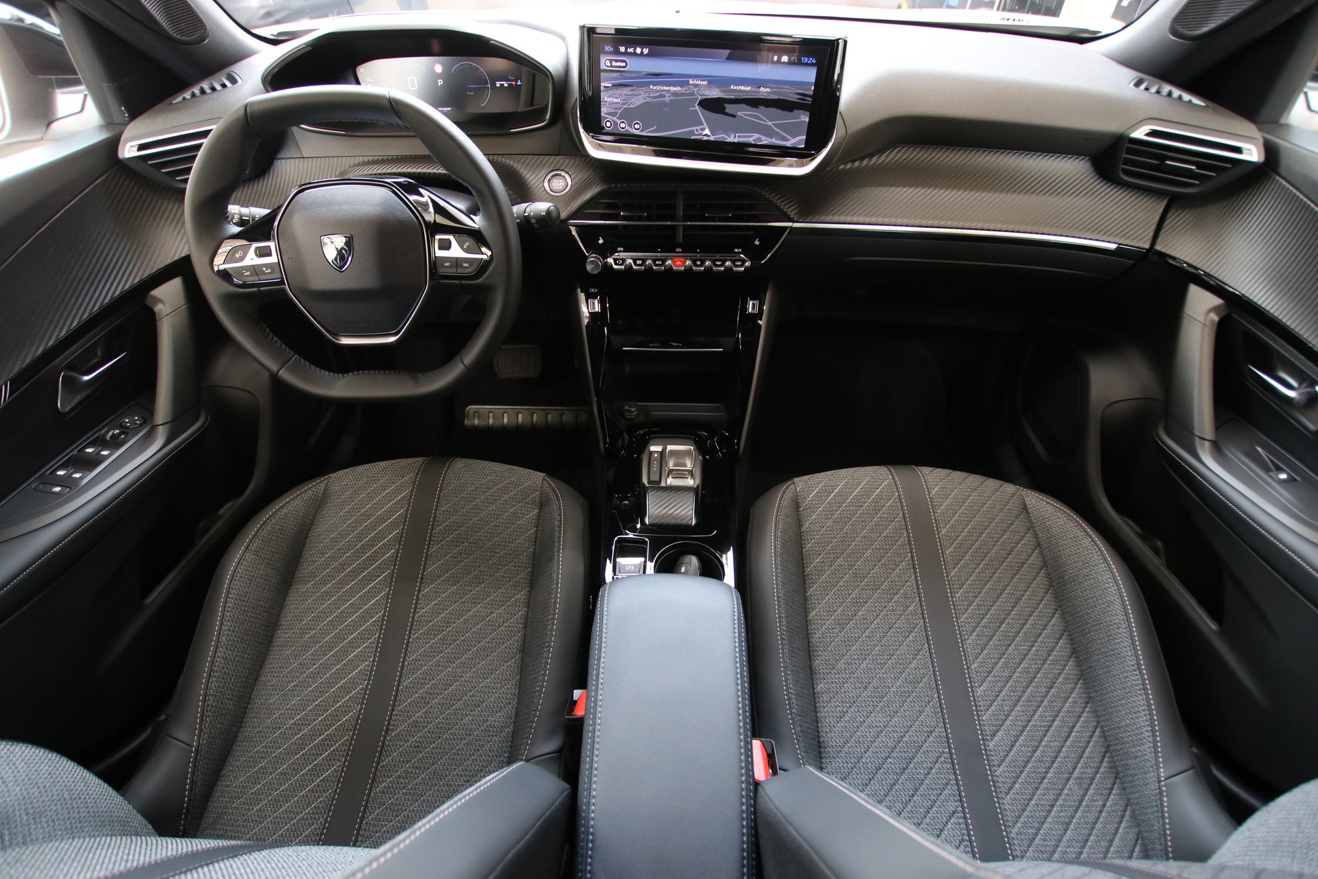 PEUGEOT 2008 1.2 145 MHEV Allure Premium-image-9