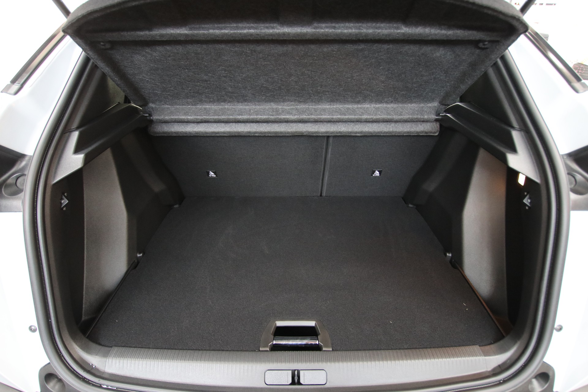 PEUGEOT 2008 1.2 145 MHEV Allure Premium-image-15