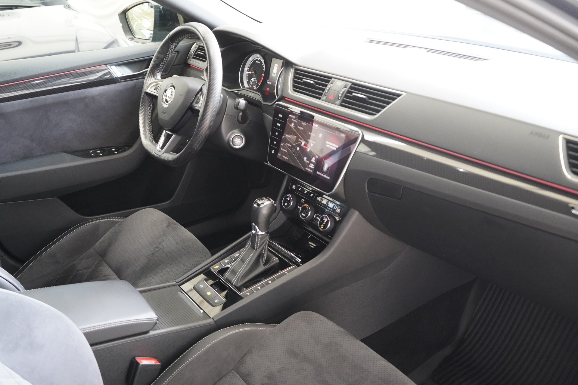 SKODA Superb Combi 2.0 TDi SportLine+ 4x4 DSG-image-23
