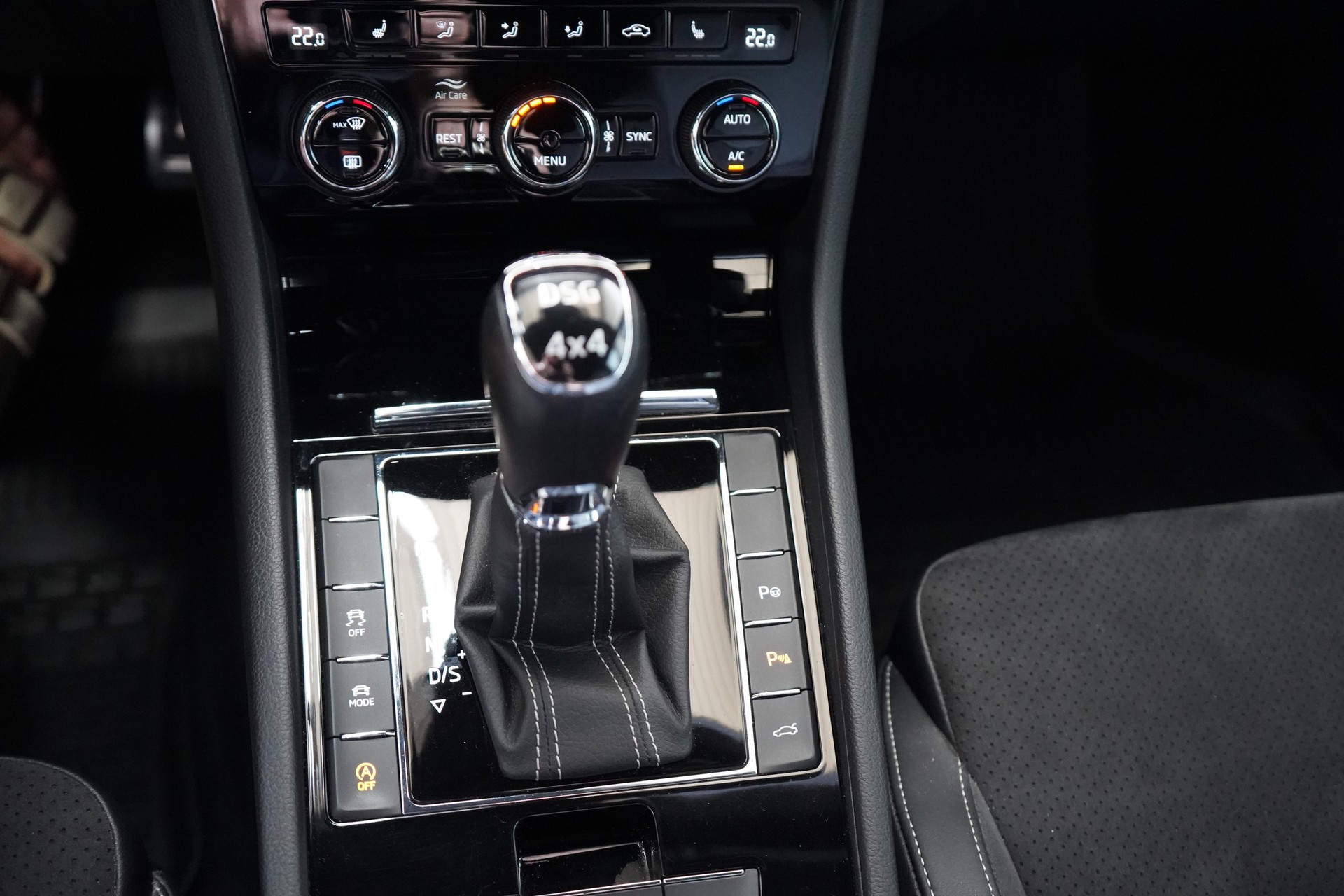 SKODA Superb Combi 2.0 TDi SportLine+ 4x4 DSG-image-20