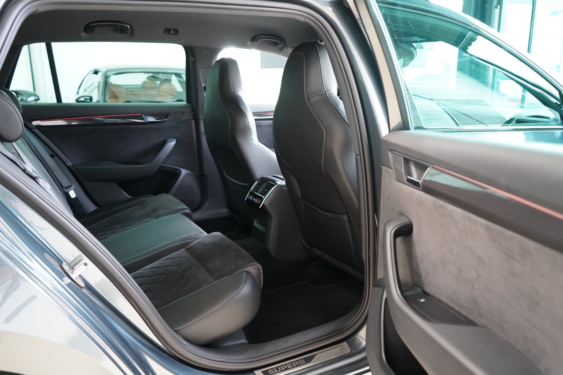 SKODA Superb Combi 2.0 TDi SportLine+ 4x4 DSG-image-25