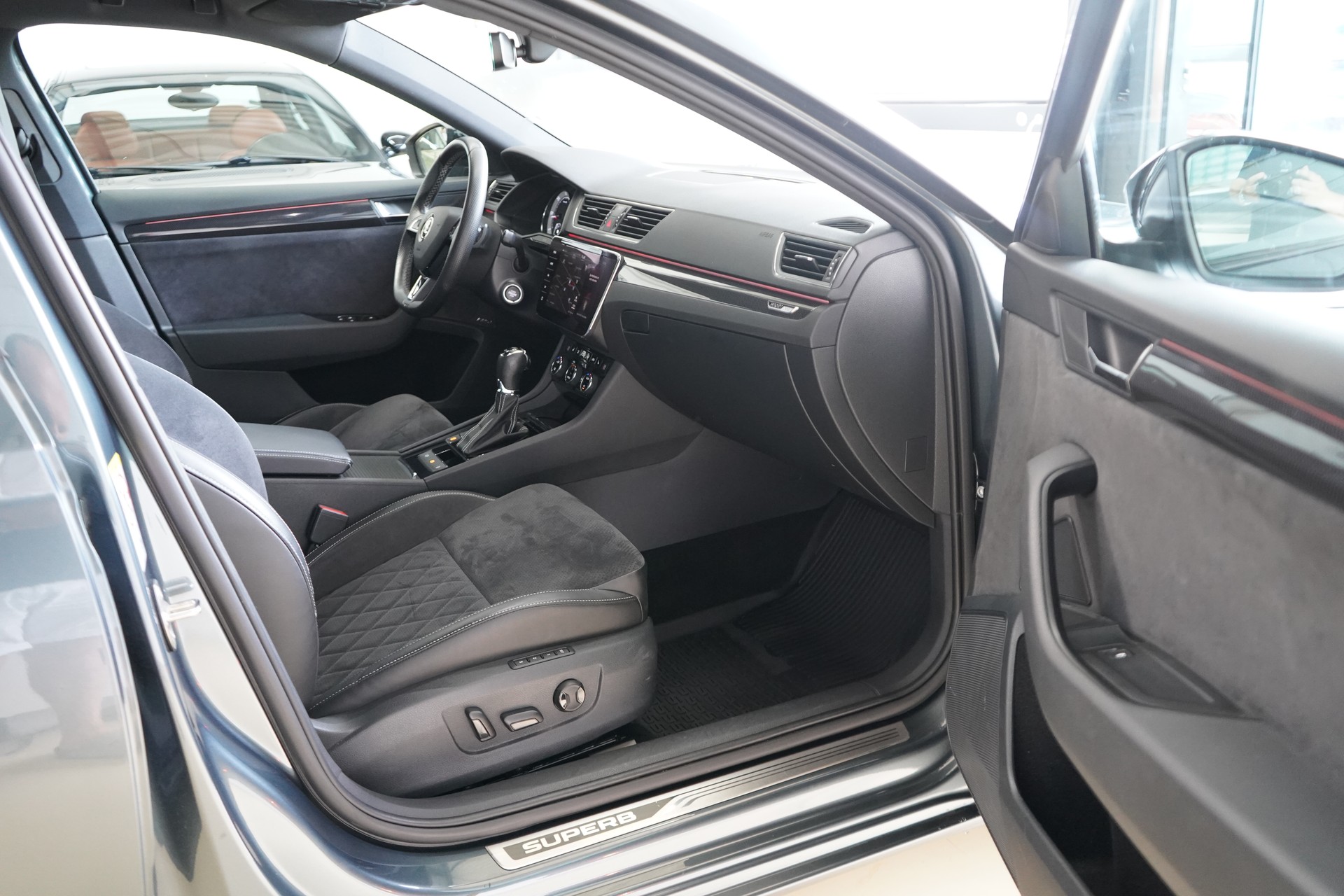 SKODA Superb Combi 2.0 TDi SportLine+ 4x4 DSG-image-22