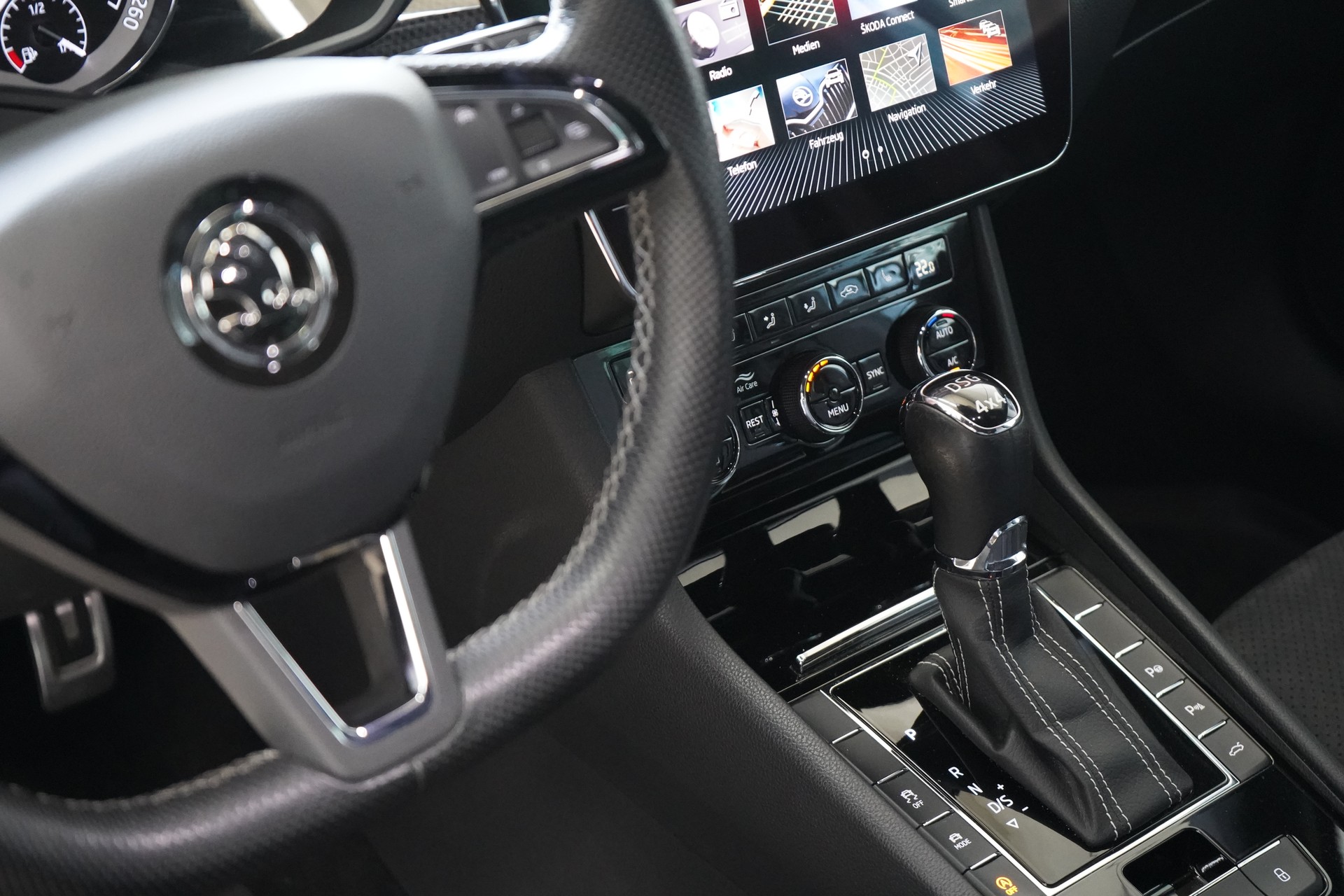 SKODA Superb Combi 2.0 TDi SportLine+ 4x4 DSG-image-15