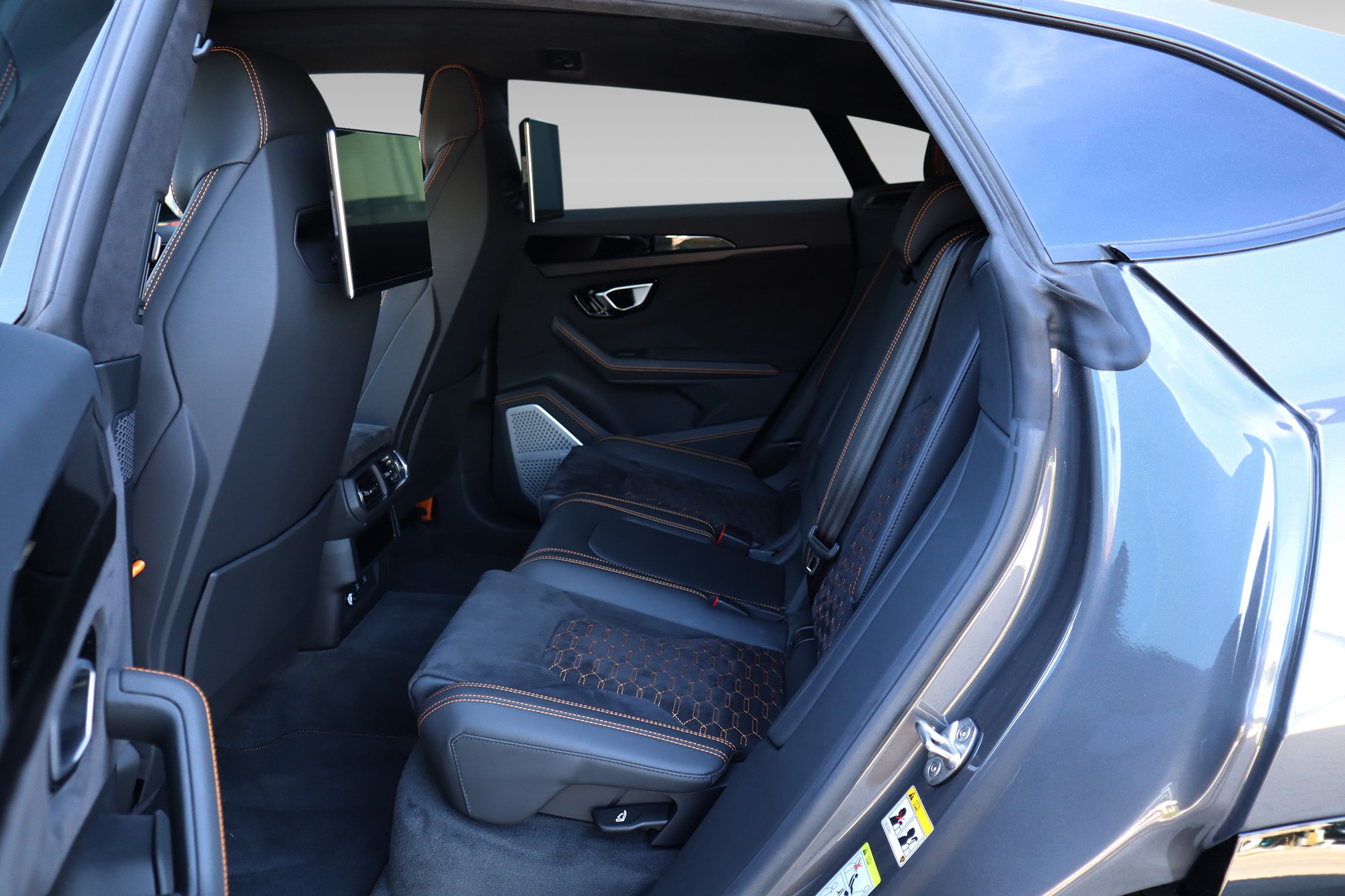 LAMBORGHINI Urus S-image-8