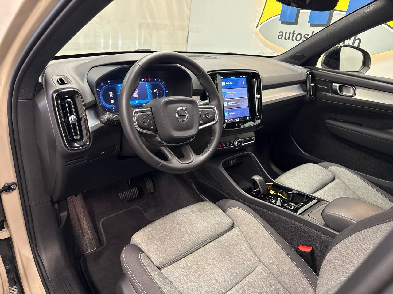 VOLVO XC40 B3 Benzin Mild Hybrid Plus Dark DCT-showroom-element-2