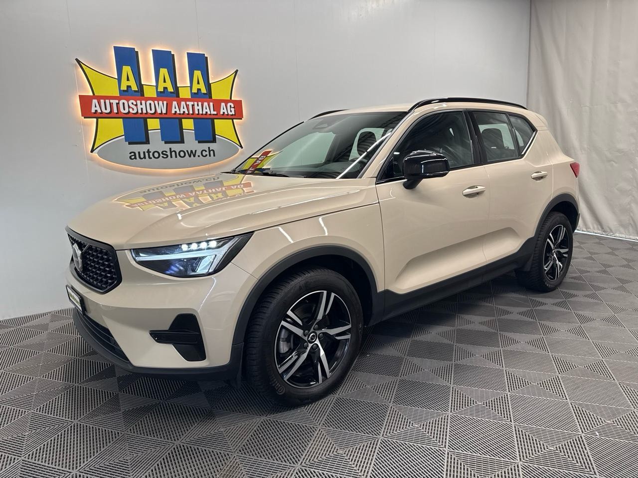 VOLVO XC40 B3 Benzin Mild Hybrid Plus Dark DCT