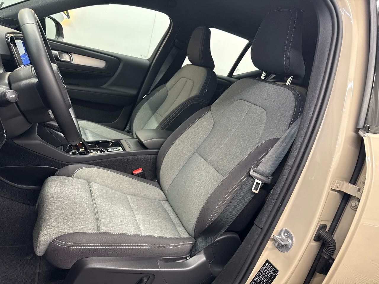 VOLVO XC40 B3 Benzin Mild Hybrid Plus Dark DCT-showroom-element-3