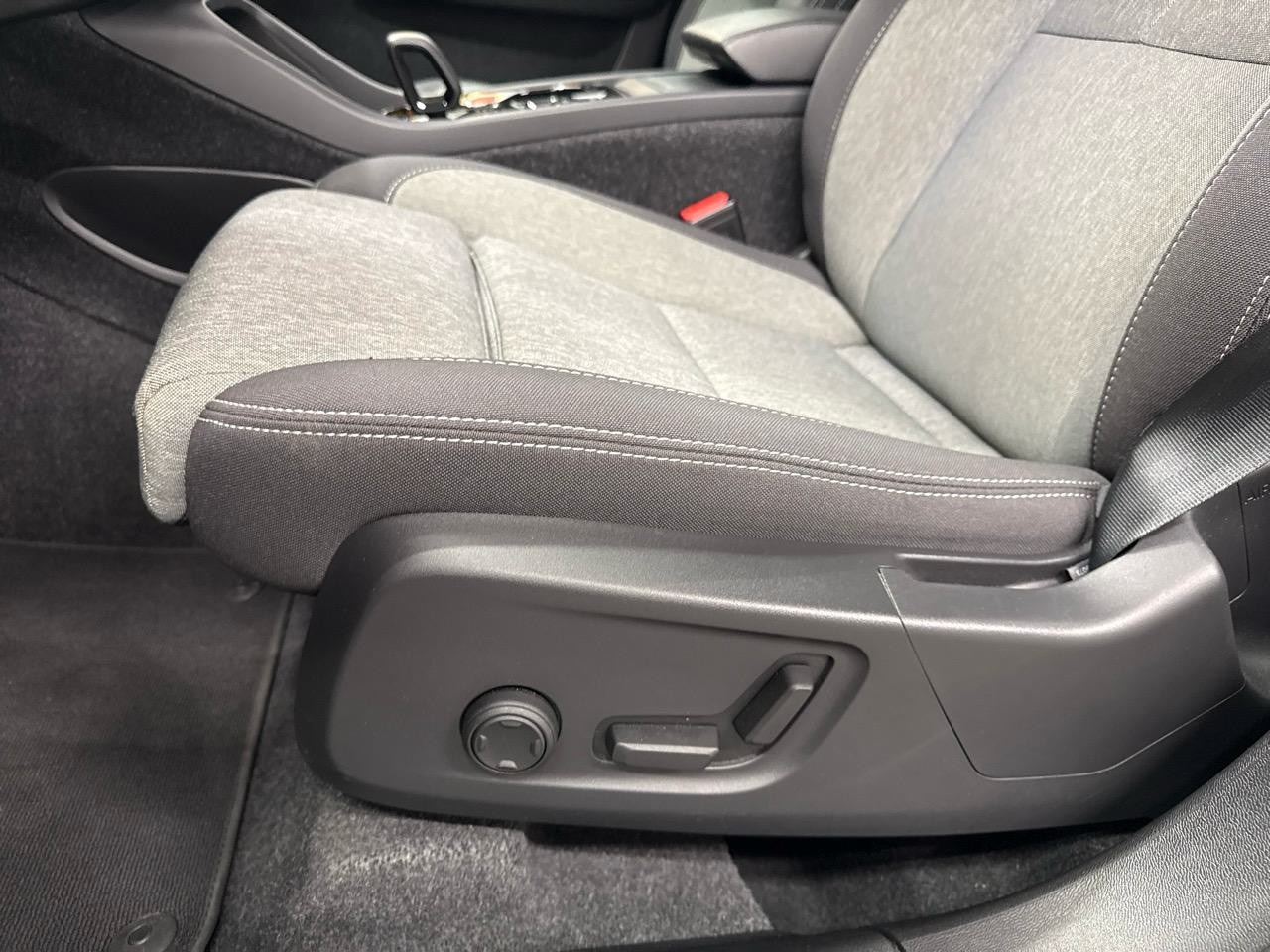 VOLVO XC40 B3 Benzin Mild Hybrid Plus Dark DCT-image-4