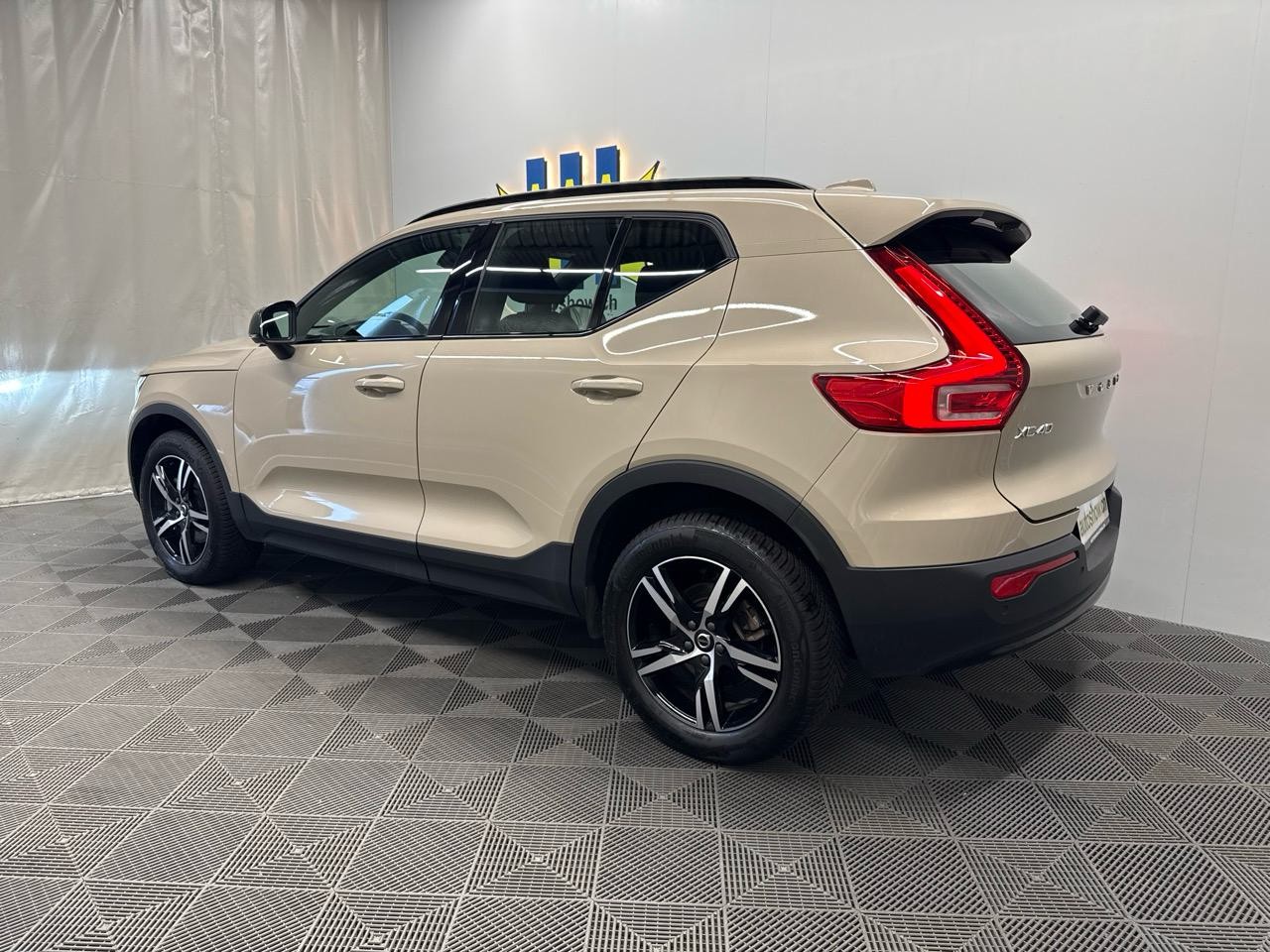 VOLVO XC40 B3 Benzin Mild Hybrid Plus Dark DCT-showroom-element-1