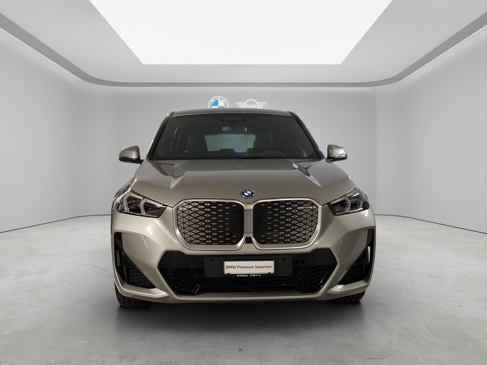 BMW iX1 30 xDrive-showroom-element-1