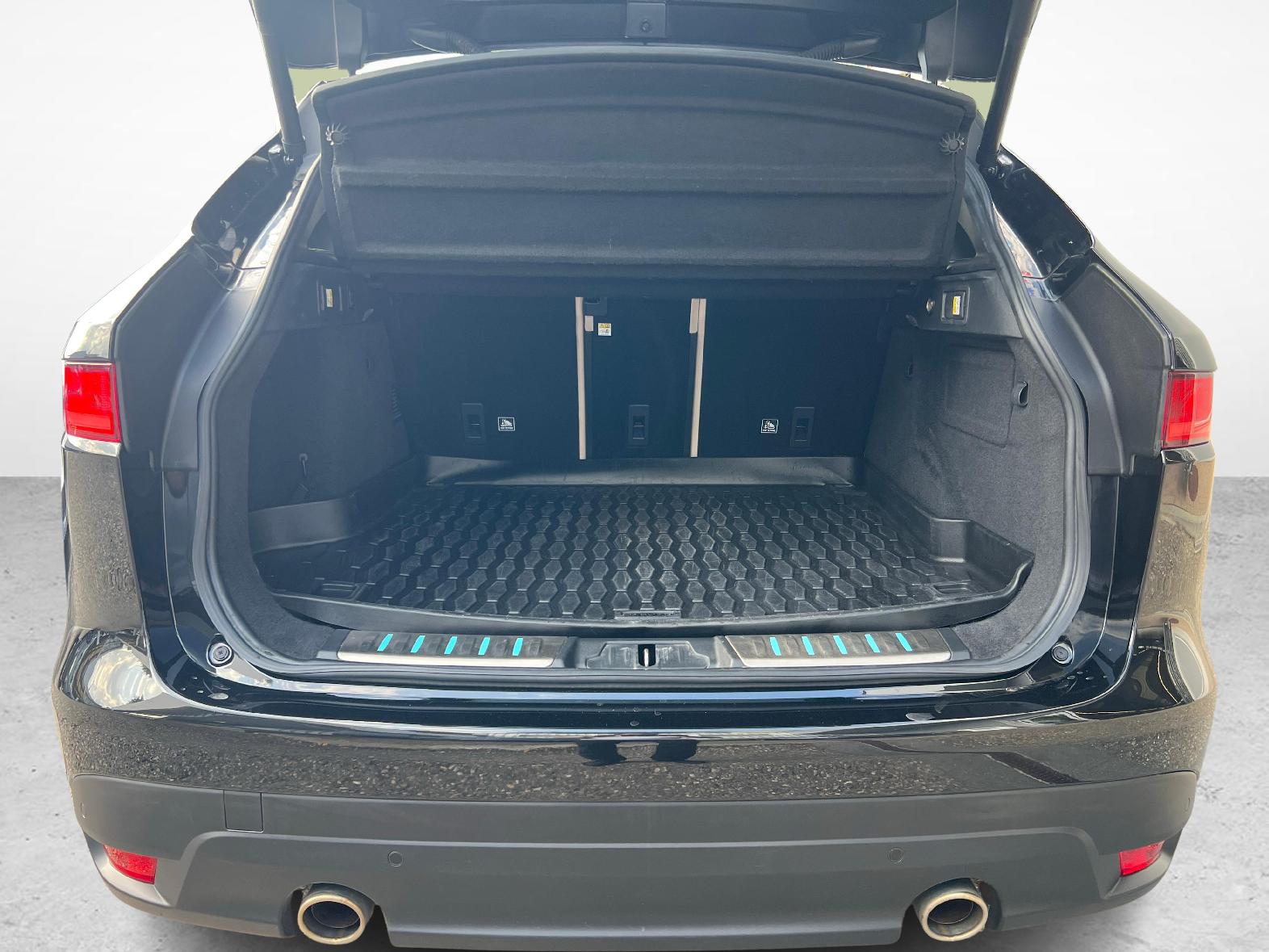 JAGUAR F-Pace 2.0 T 300 Portfolio AWD-image-11