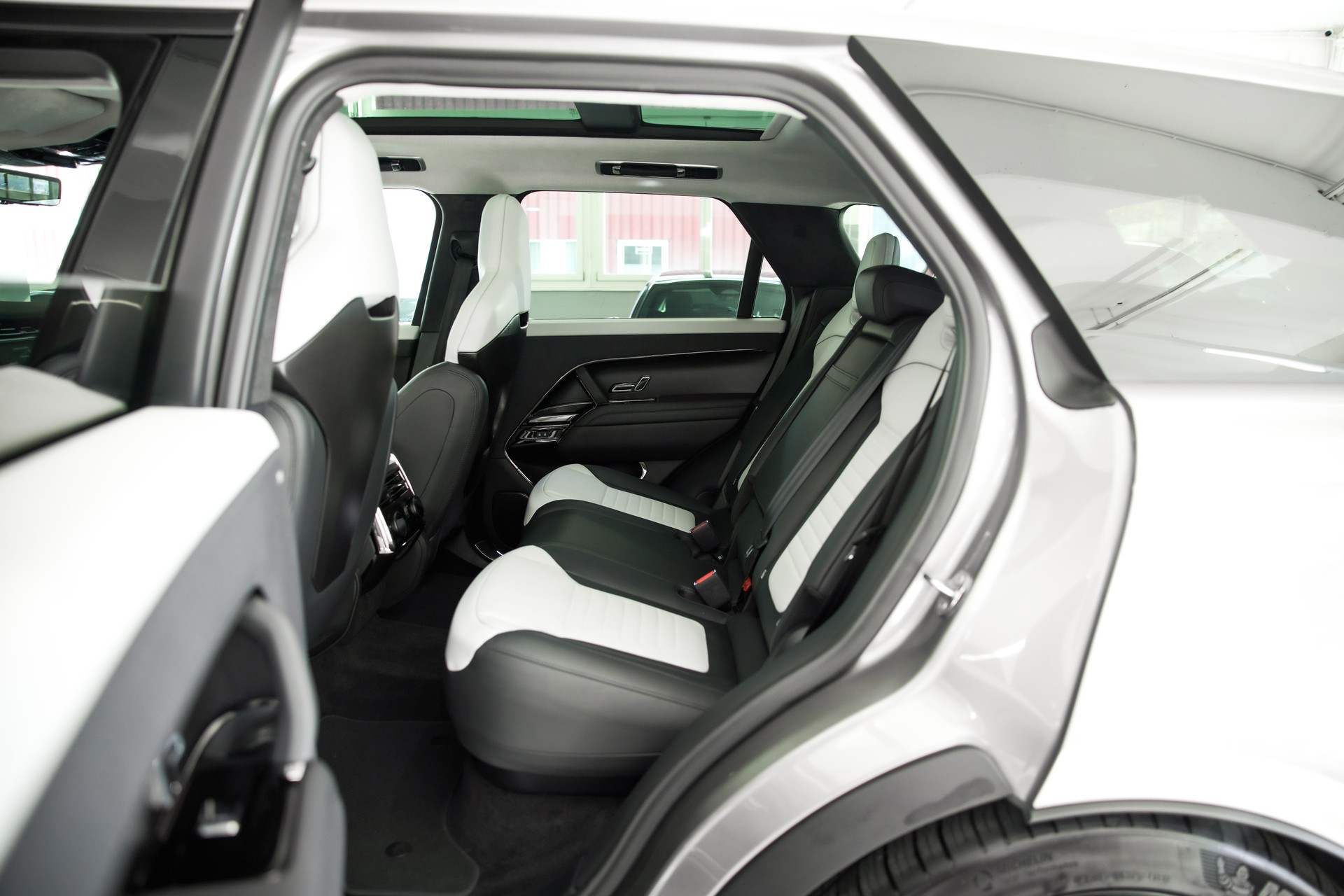 LAND ROVER Range Rover Sport P635 4.4 V8 SV Edition One Carbon *5 Jahre Werksgarantie*-image-24