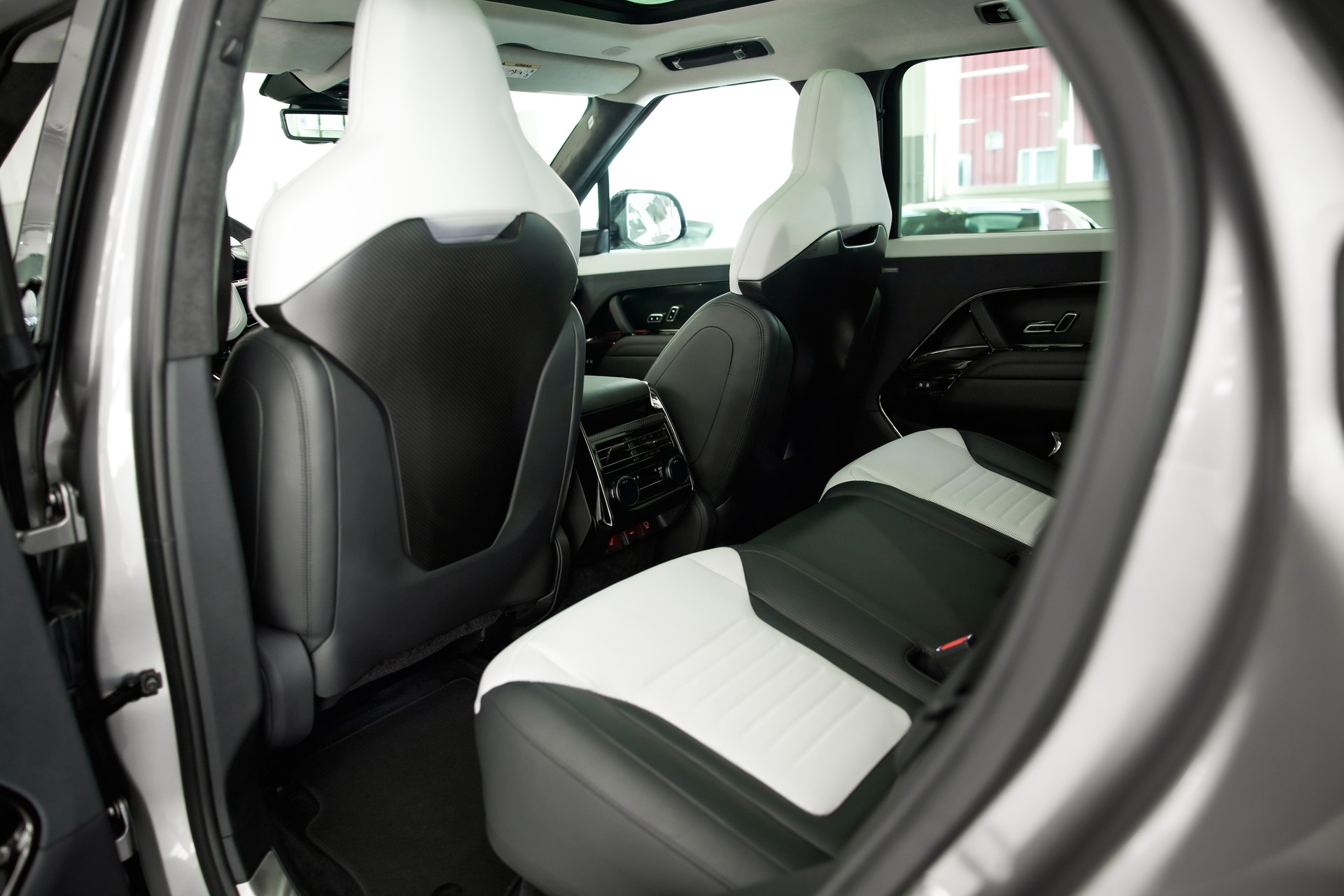 LAND ROVER Range Rover Sport P635 4.4 V8 SV Edition One Carbon *5 Jahre Werksgarantie*-image-23
