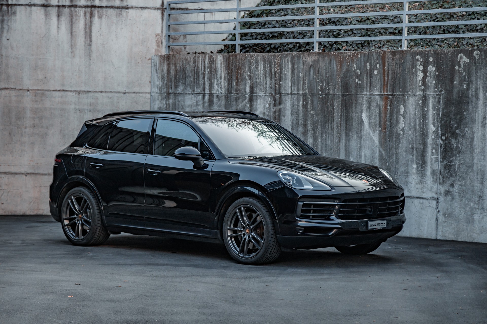 PORSCHE Cayenne S-showroom-element-1