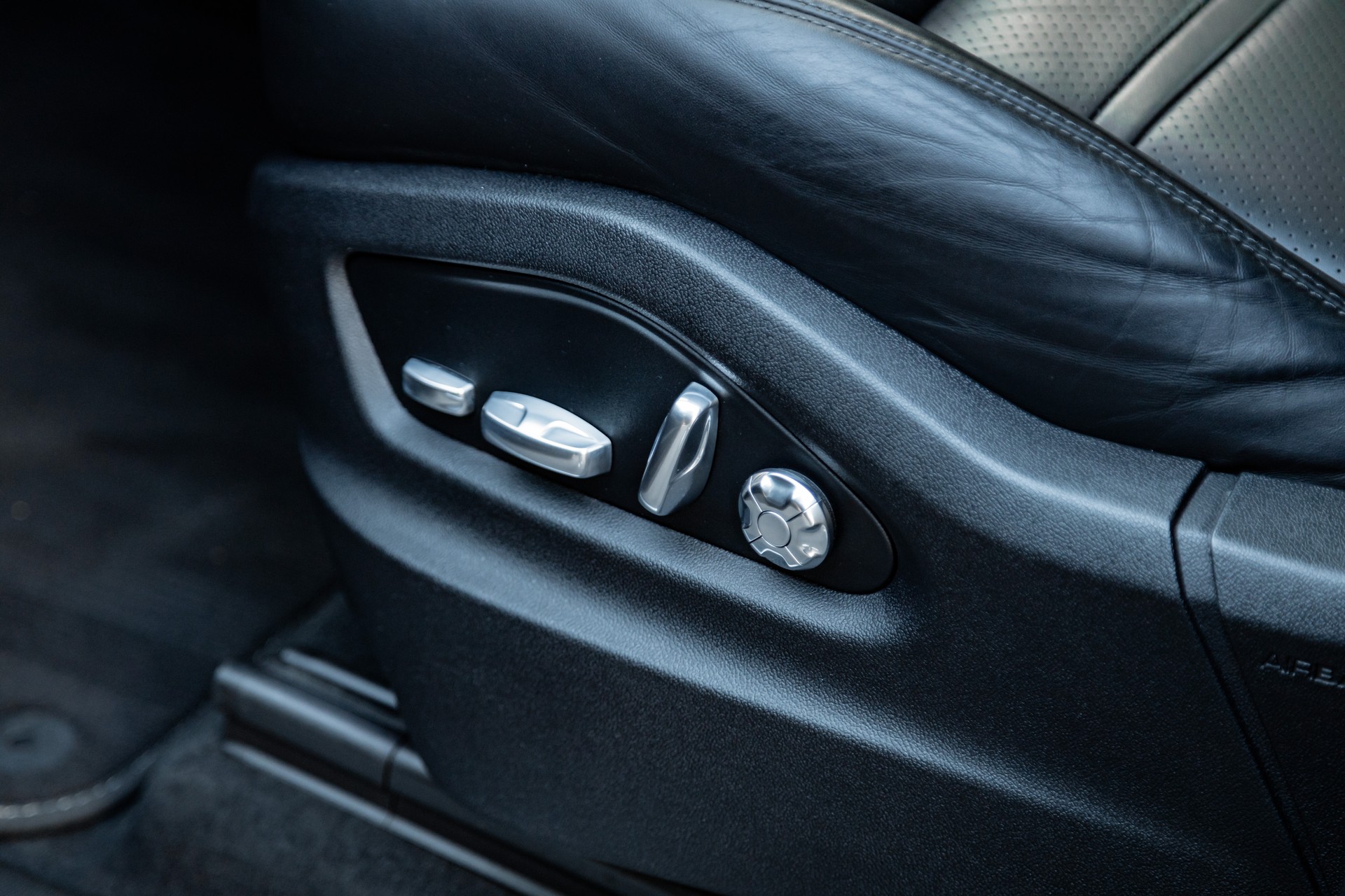 PORSCHE Cayenne S-image-21