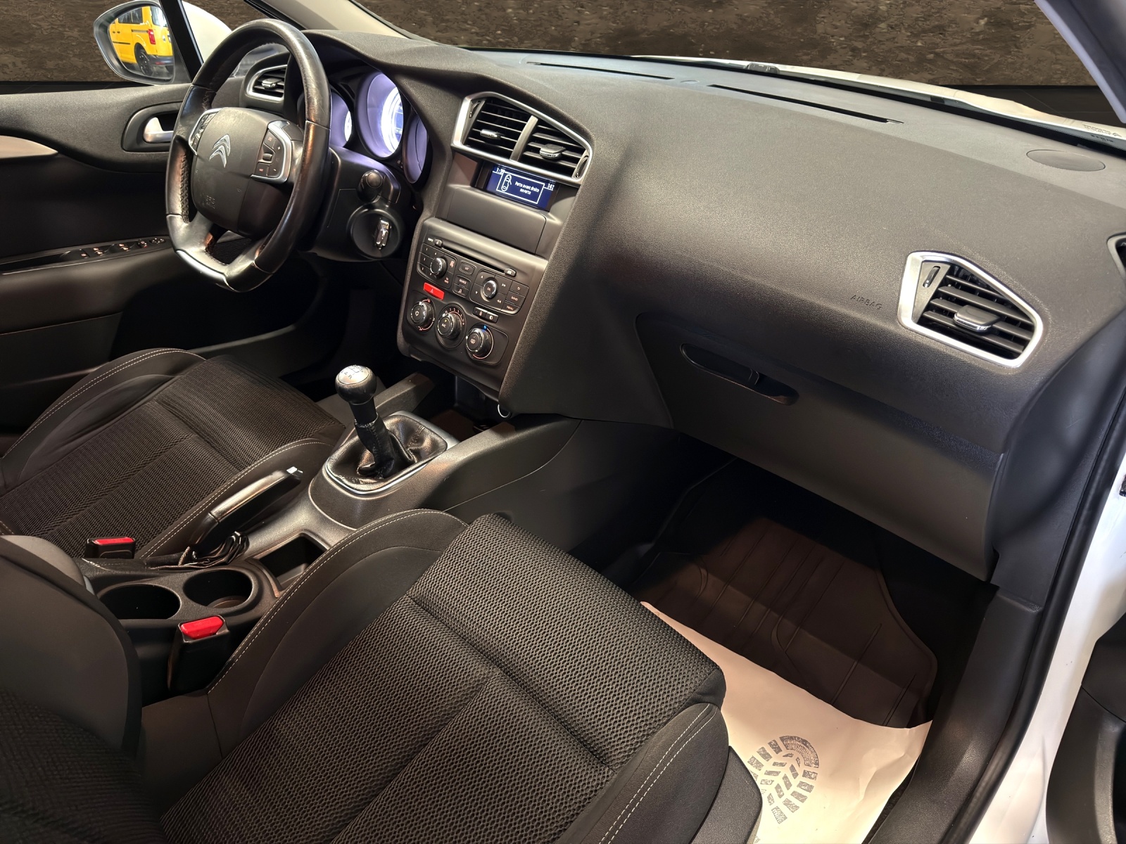 CITROEN C4 1.2 Pure Tech Live Edition-image-11