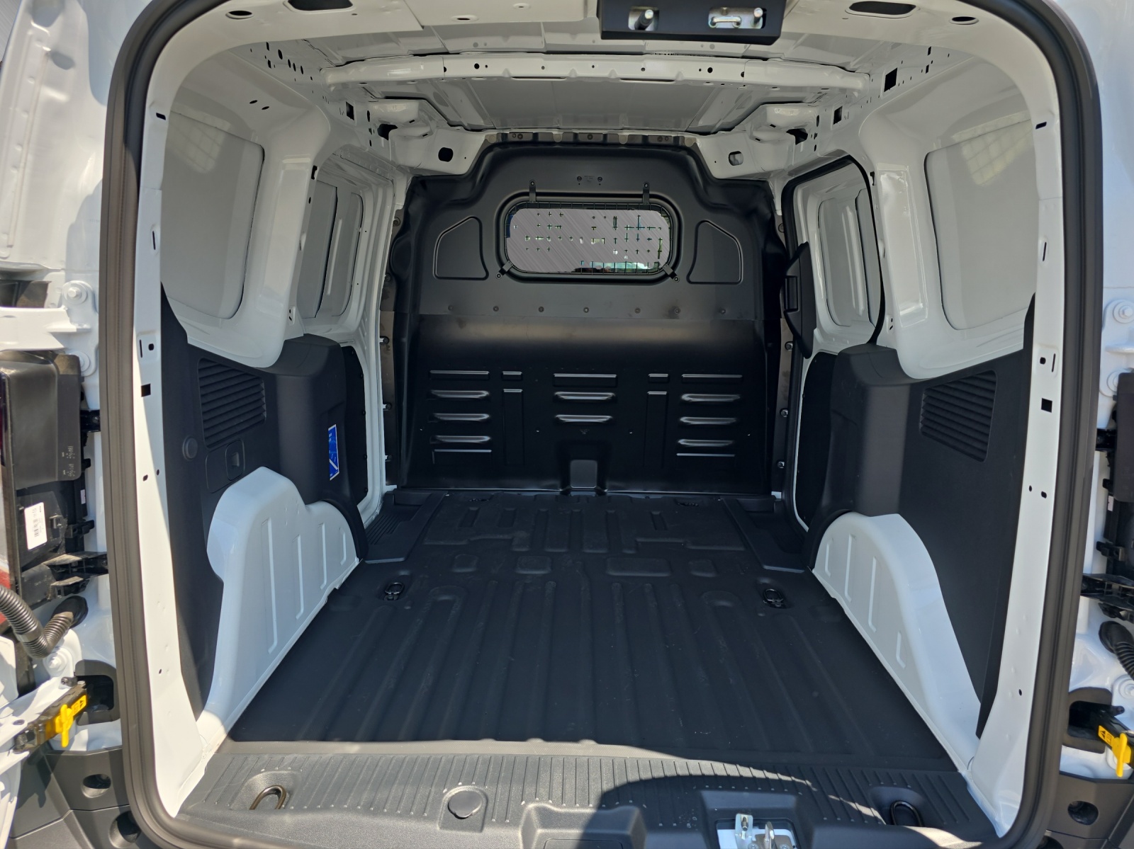 FORD E-Transit Courier Van Trend-image-10
