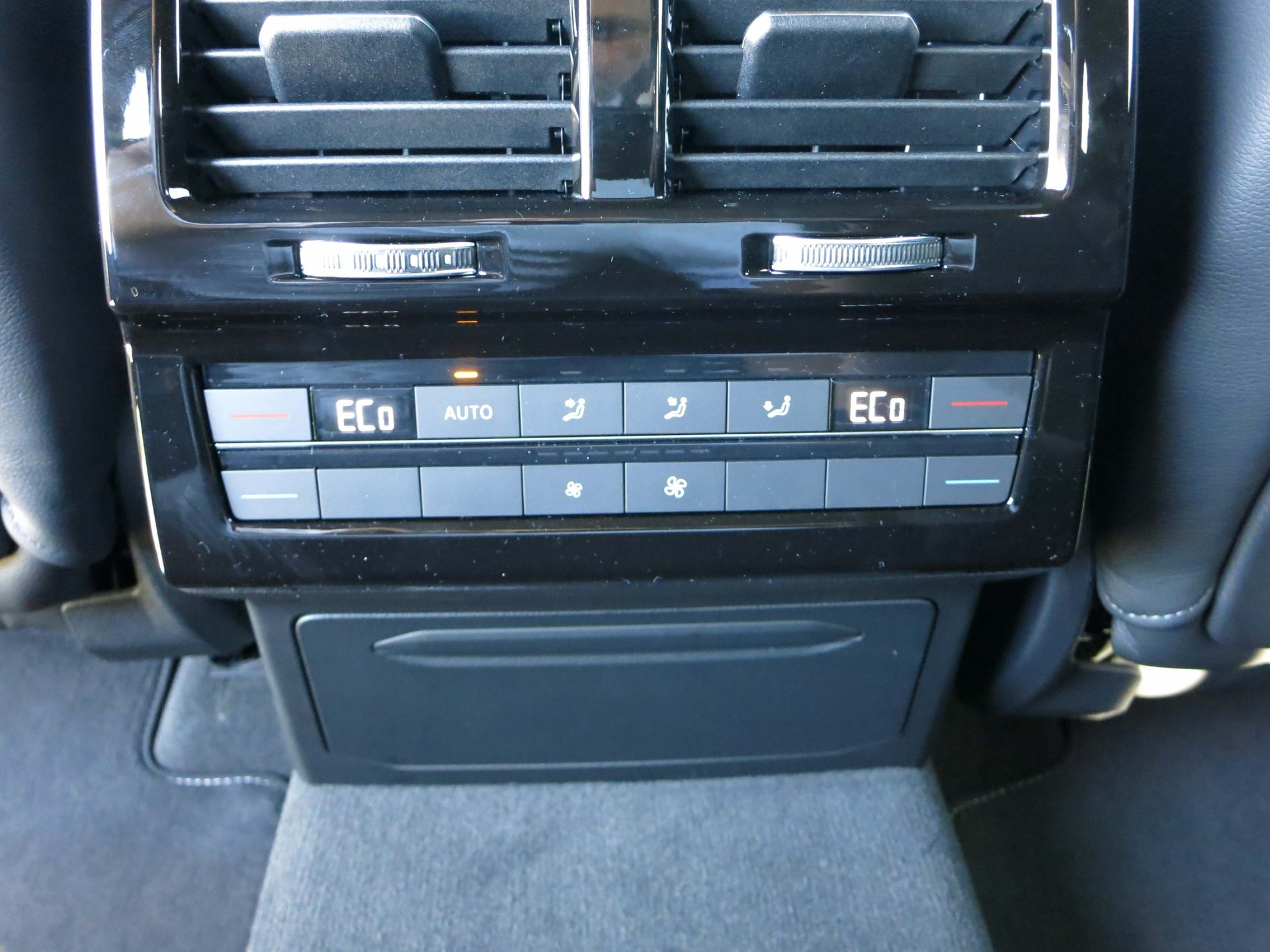 VW Touareg 3.0 V6 TDI R-Line-image-11