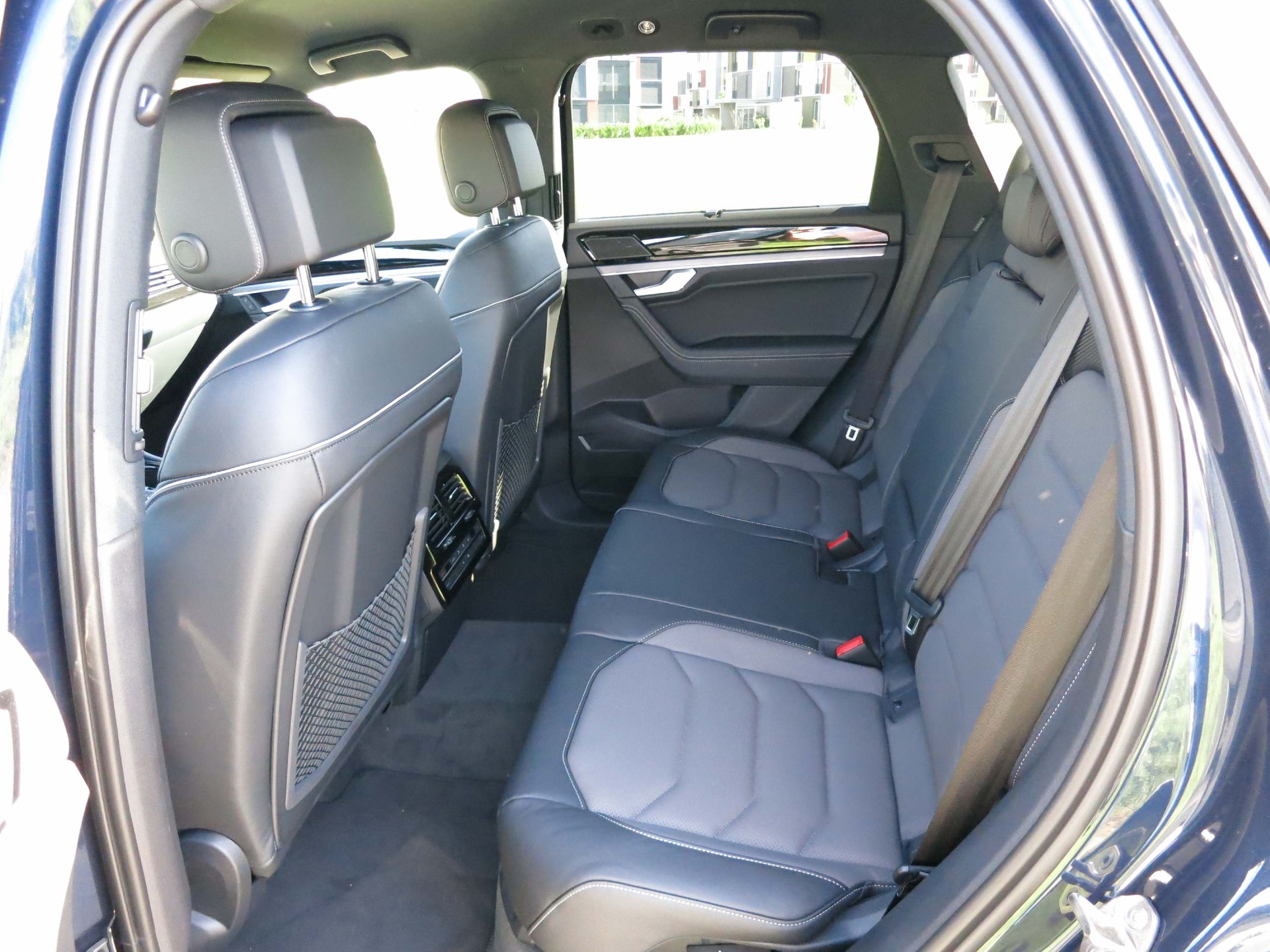 VW Touareg 3.0 V6 TDI R-Line-image-10