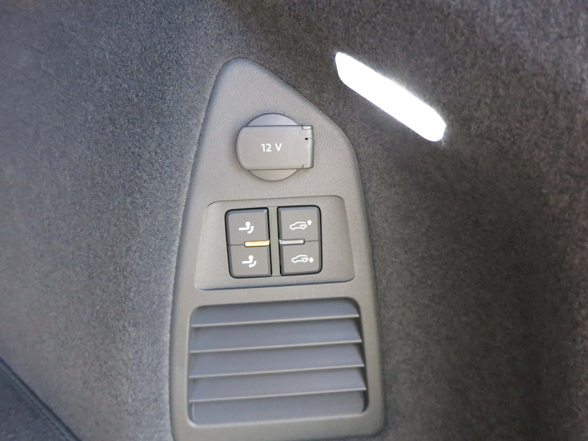VW Touareg 3.0 V6 TDI R-Line-image-12